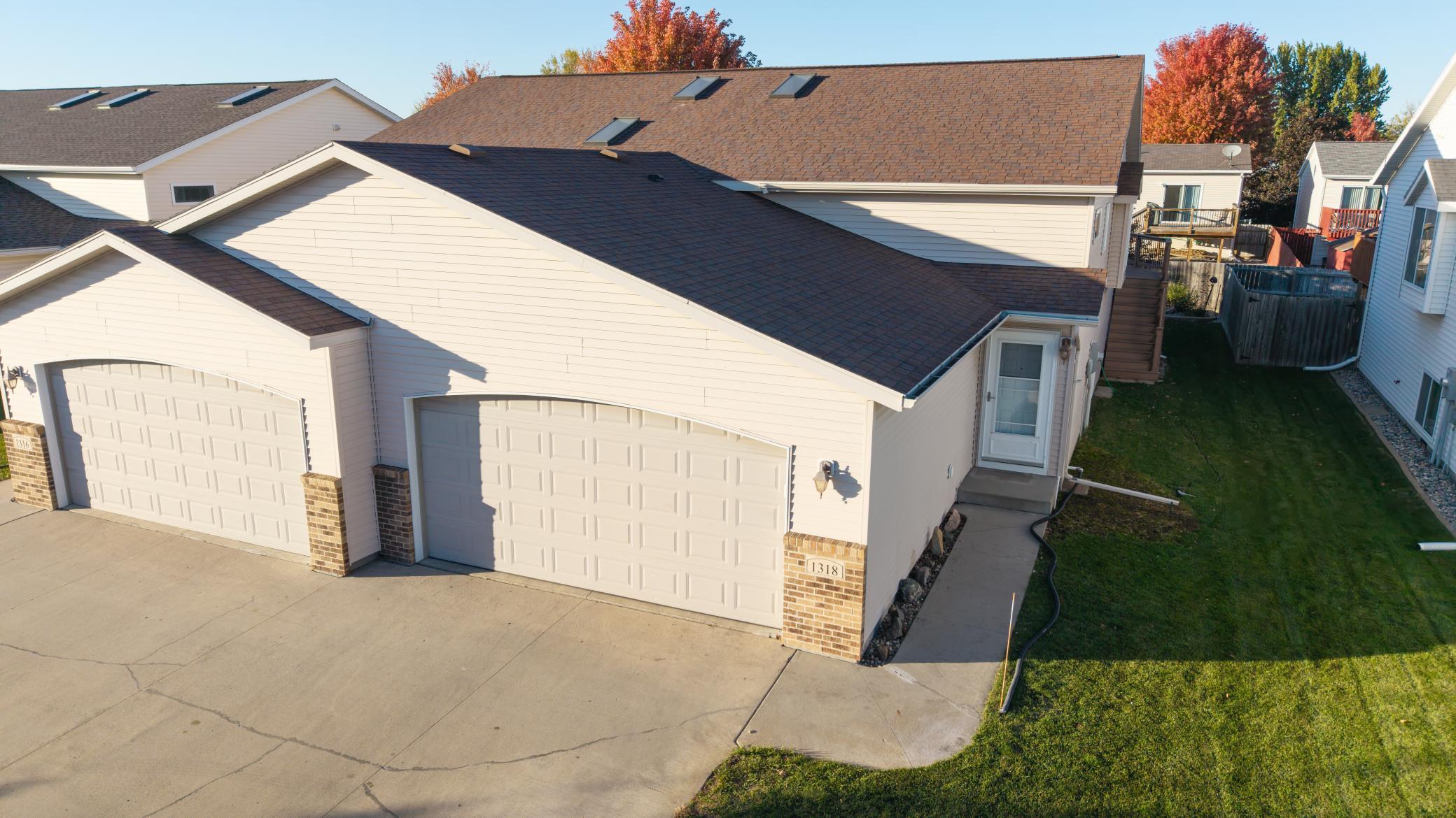 2006 twin home for sale at 1318 37th Avenue S in Moorhead, MN — 3 bed, 2 bath (photo 2 of 36)