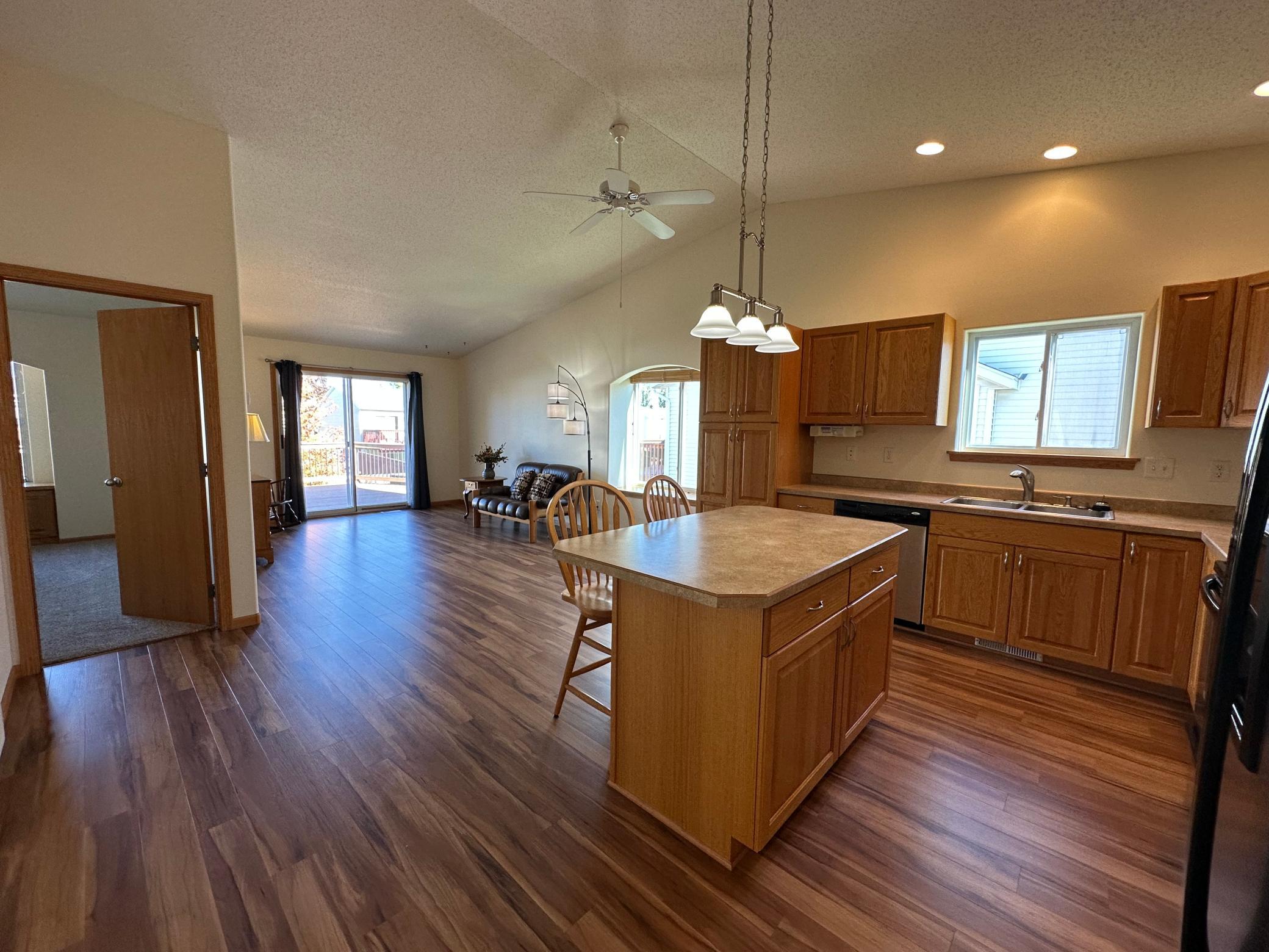 2006 twin home for sale at 1318 37th Avenue S in Moorhead, MN — 3 bed, 2 bath (photo 12 of 36)