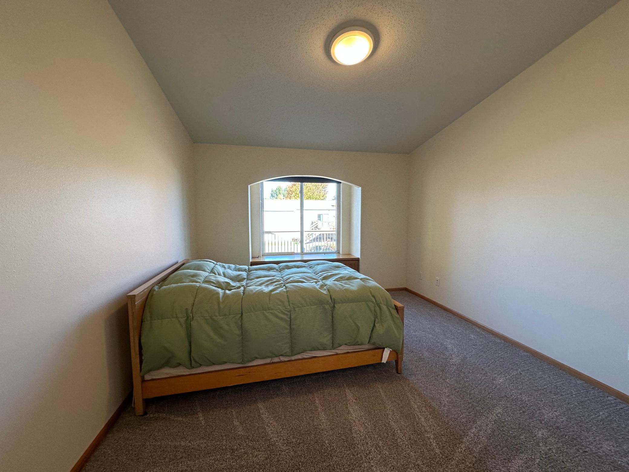 2006 twin home for sale at 1318 37th Avenue S in Moorhead, MN — 3 bed, 2 bath (photo 17 of 36)