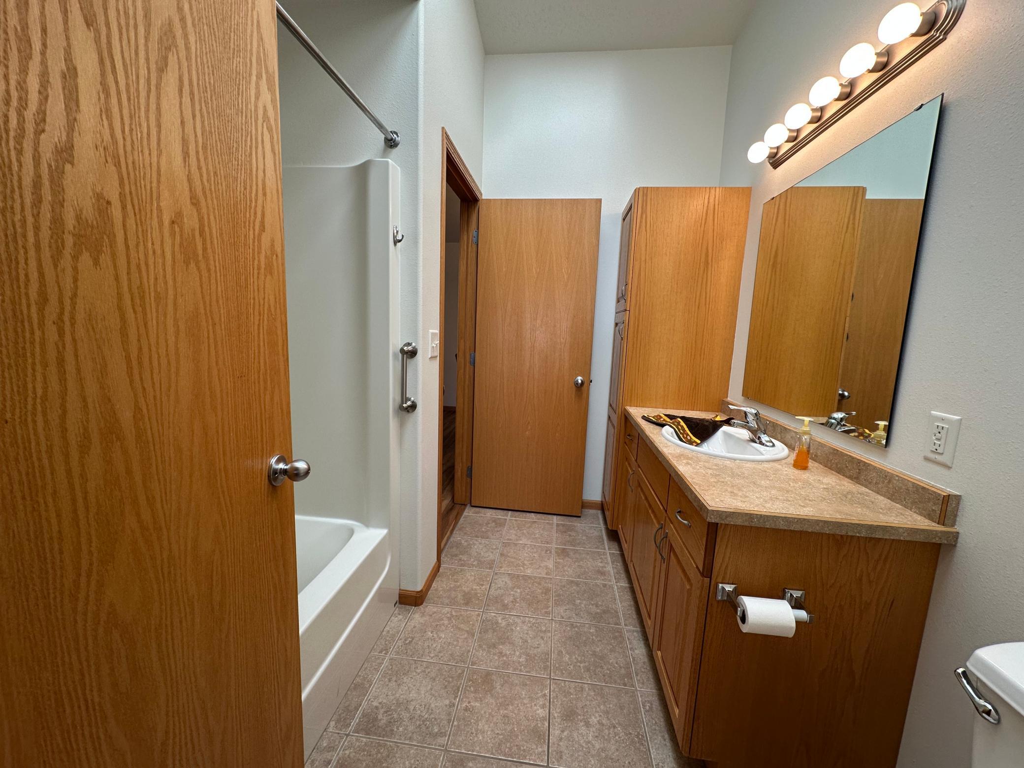 2006 twin home for sale at 1318 37th Avenue S in Moorhead, MN — 3 bed, 2 bath (photo 20 of 36)
