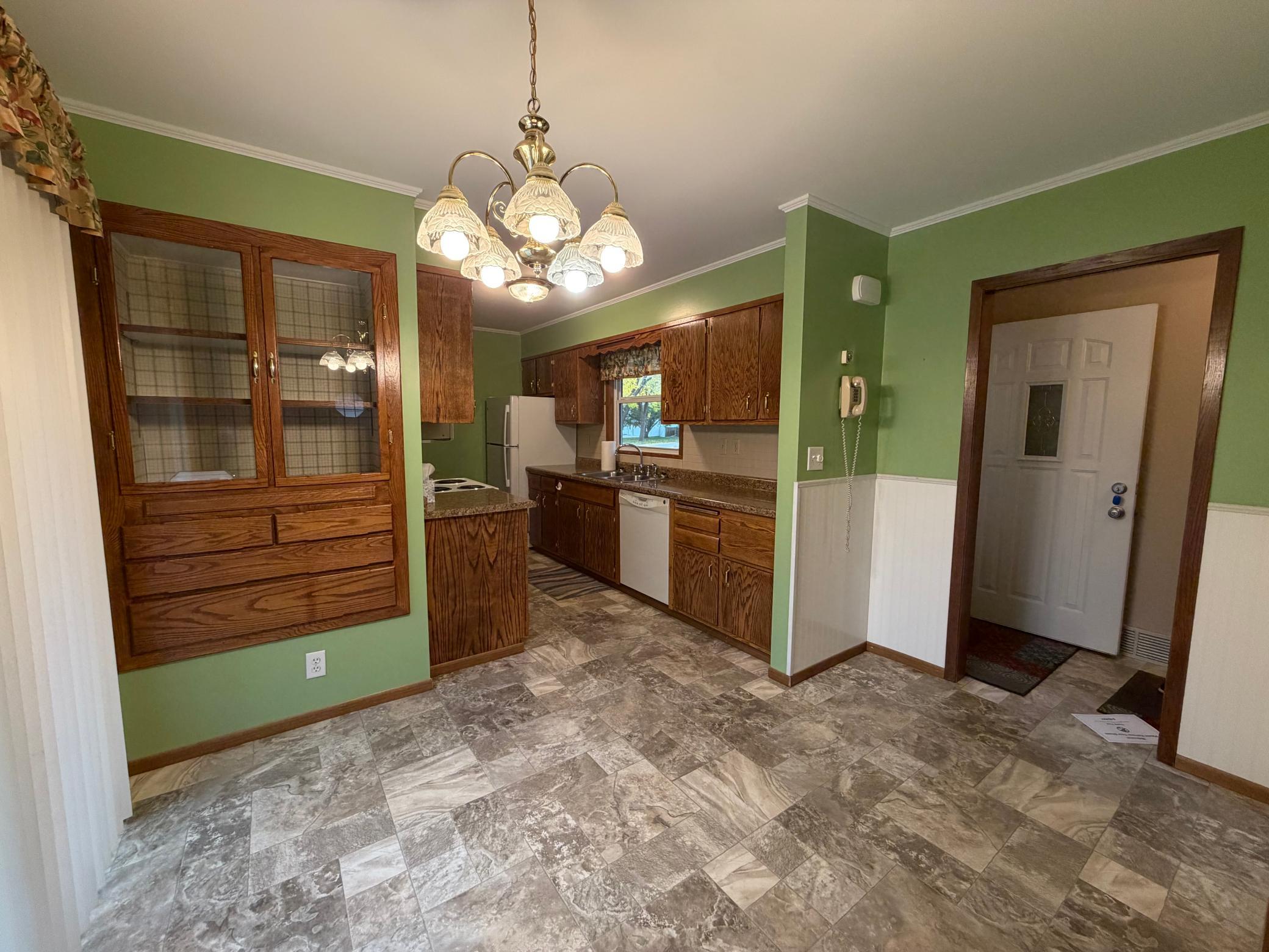 1968 single family home for sale at 904 20th Street N in Moorhead, MN — 3 bed, 2 bath (photo 11 of 61)