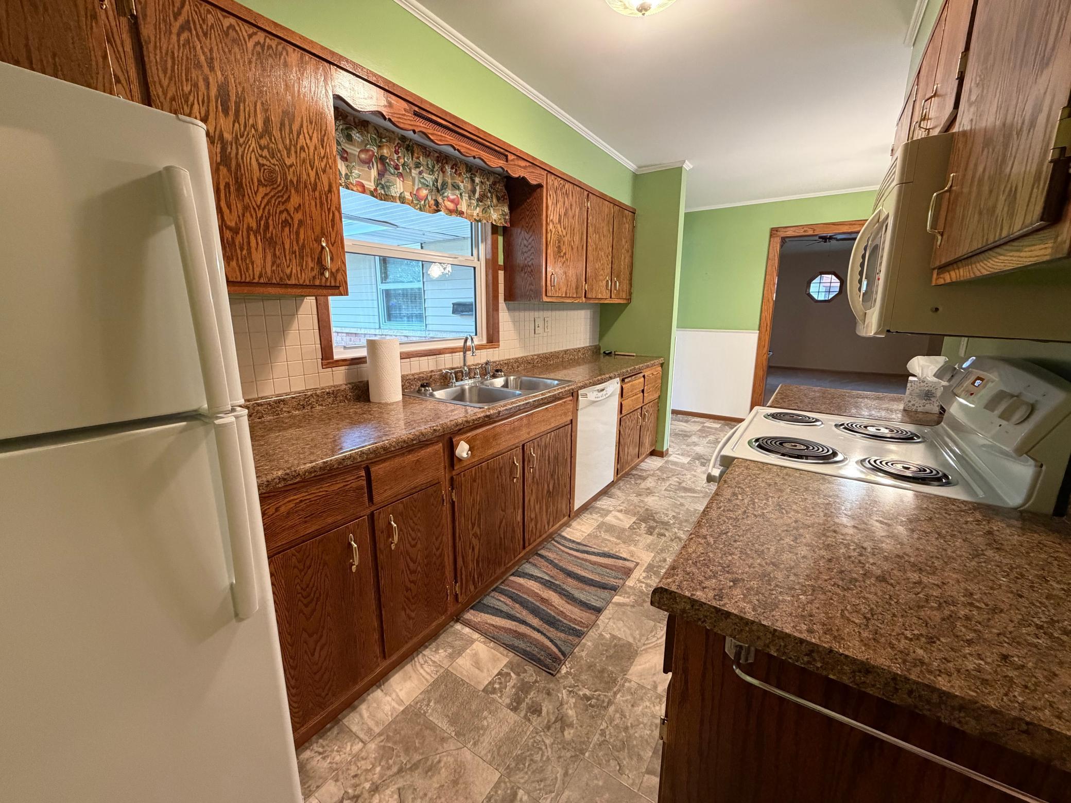 1968 single family home for sale at 904 20th Street N in Moorhead, MN — 3 bed, 2 bath (photo 3 of 61)