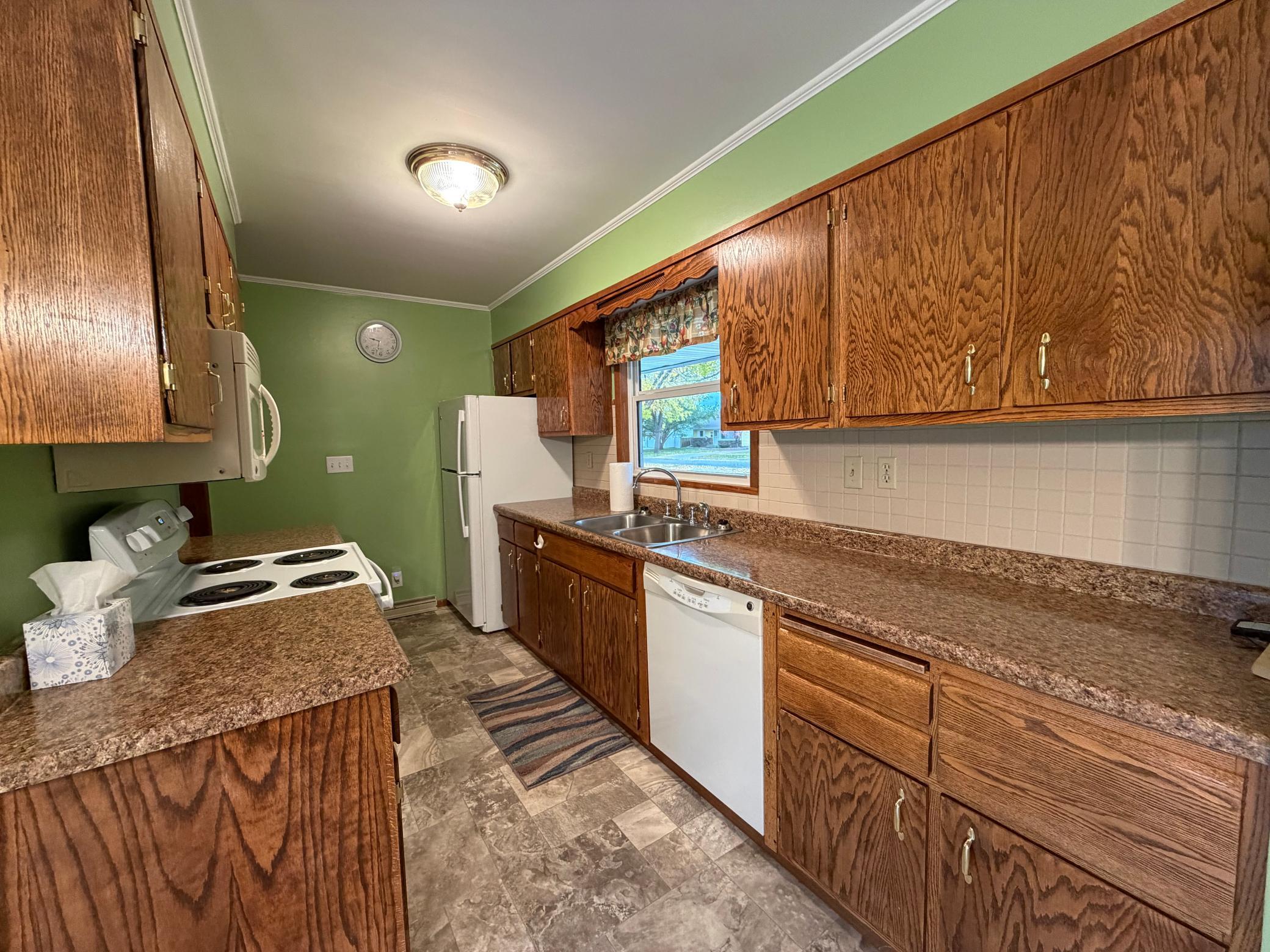 1968 single family home for sale at 904 20th Street N in Moorhead, MN — 3 bed, 2 bath (photo 4 of 61)