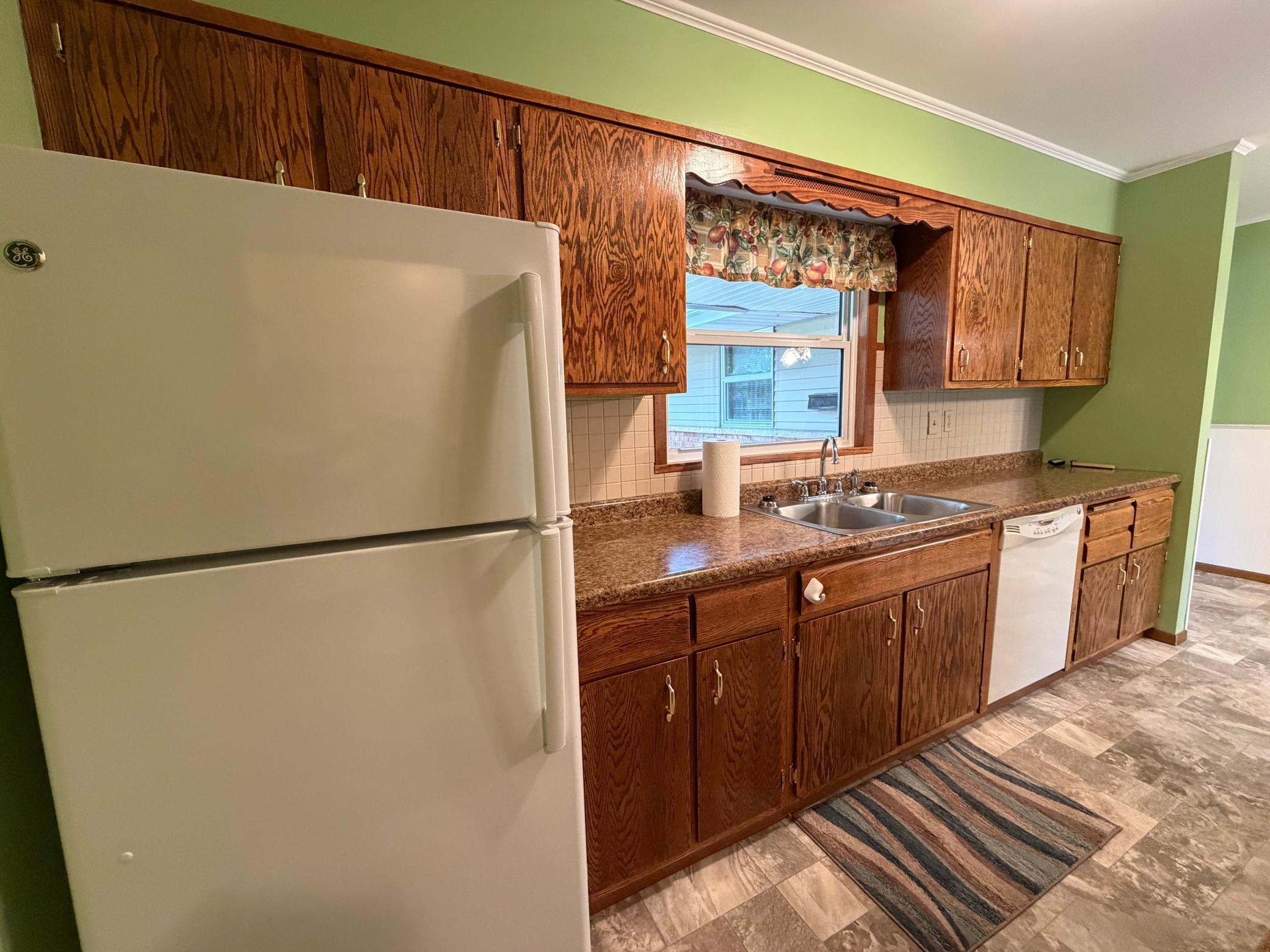 1968 single family home for sale at 904 20th Street N in Moorhead, MN — 3 bed, 2 bath (photo 5 of 61)
