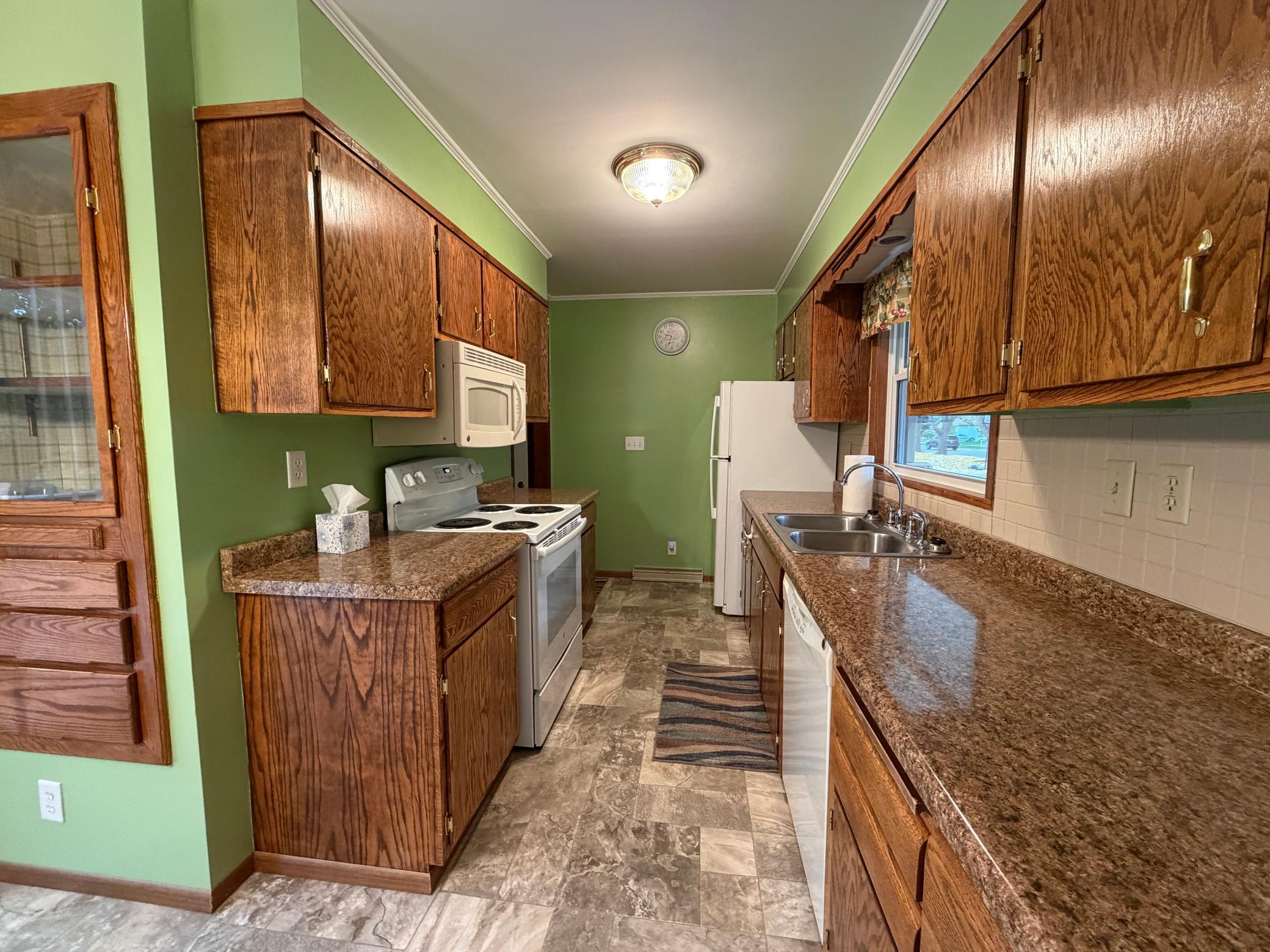 1968 single family home for sale at 904 20th Street N in Moorhead, MN — 3 bed, 2 bath (photo 6 of 61)