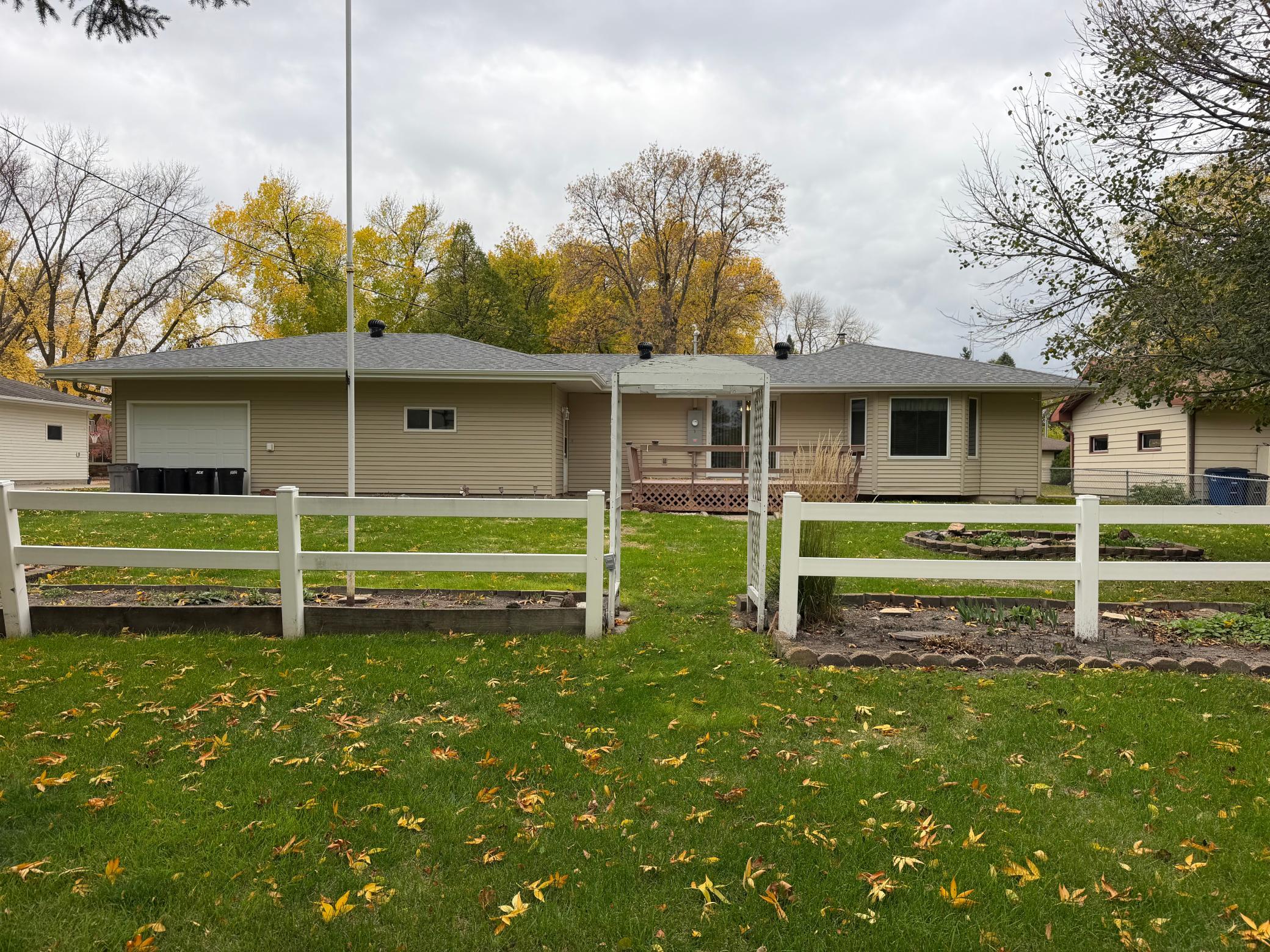 1968 single family home for sale at 904 20th Street N in Moorhead, MN — 3 bed, 2 bath (photo 51 of 61)