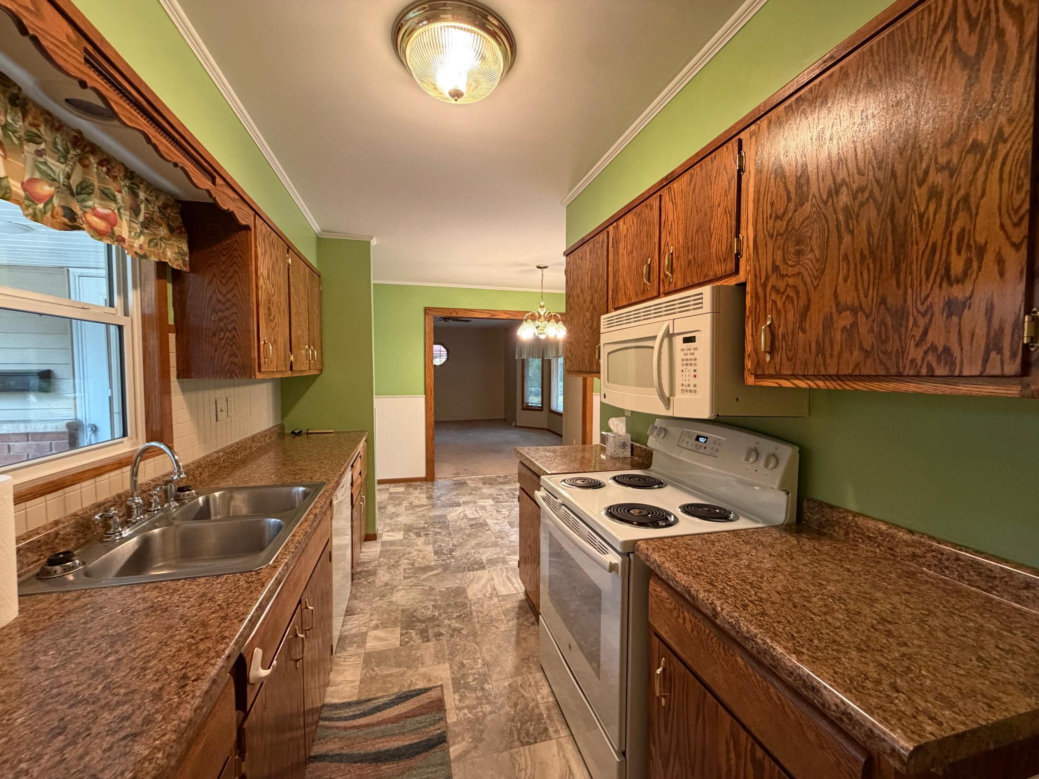 1968 single family home for sale at 904 20th Street N in Moorhead, MN — 3 bed, 2 bath (photo 7 of 61)