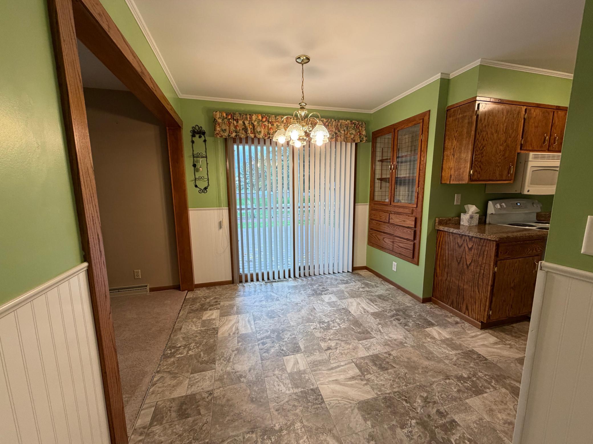 1968 single family home for sale at 904 20th Street N in Moorhead, MN — 3 bed, 2 bath (photo 9 of 61)