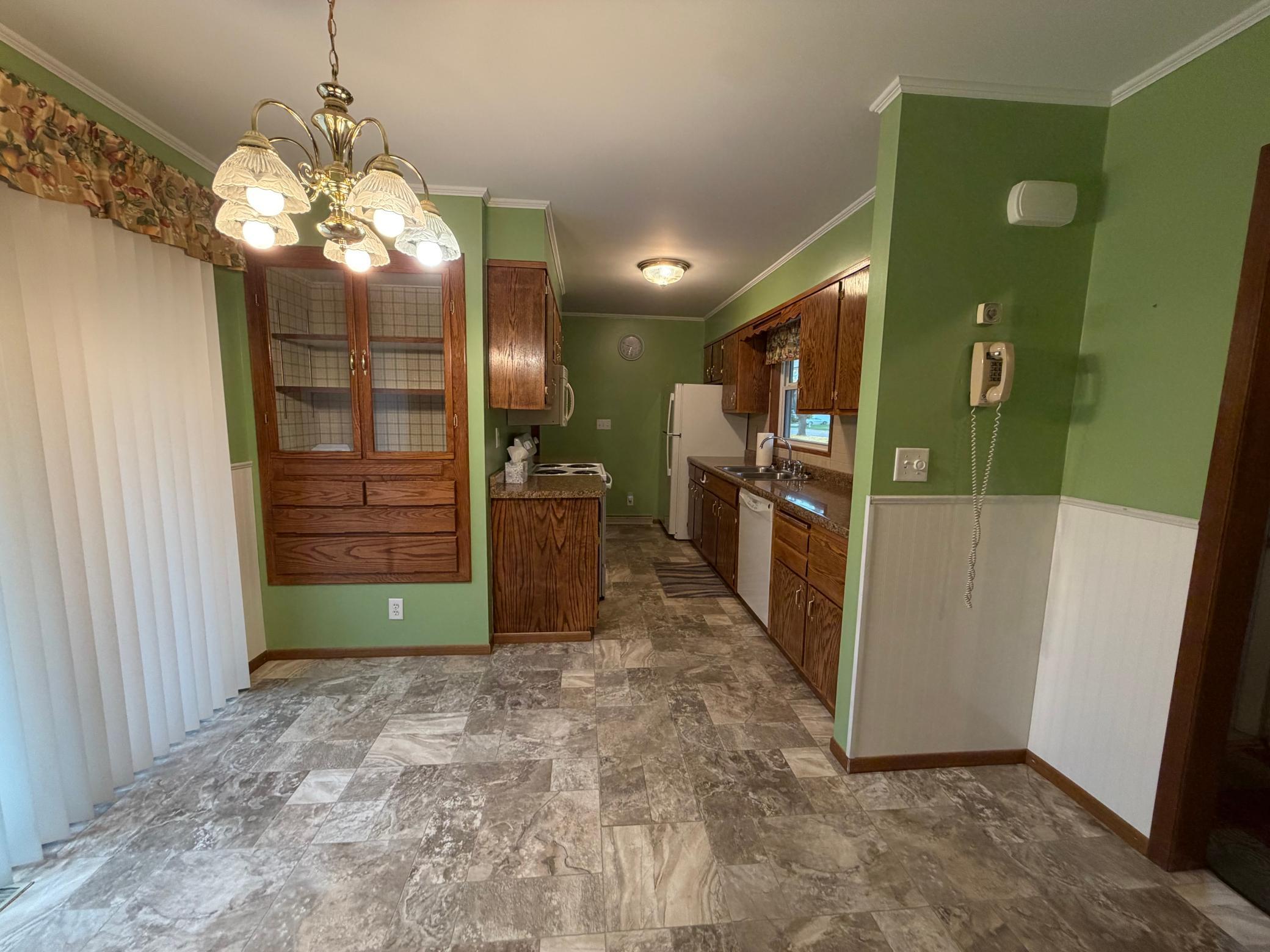 1968 single family home for sale at 904 20th Street N in Moorhead, MN — 3 bed, 2 bath (photo 10 of 61)