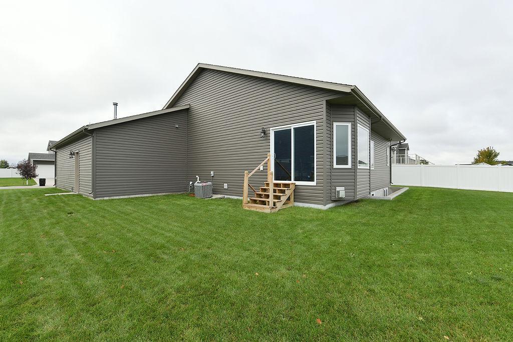 2017 single family home for sale at 1220 Legion Lane W in West Fargo, ND — 4 bed, 3 bath (photo 4 of 42)