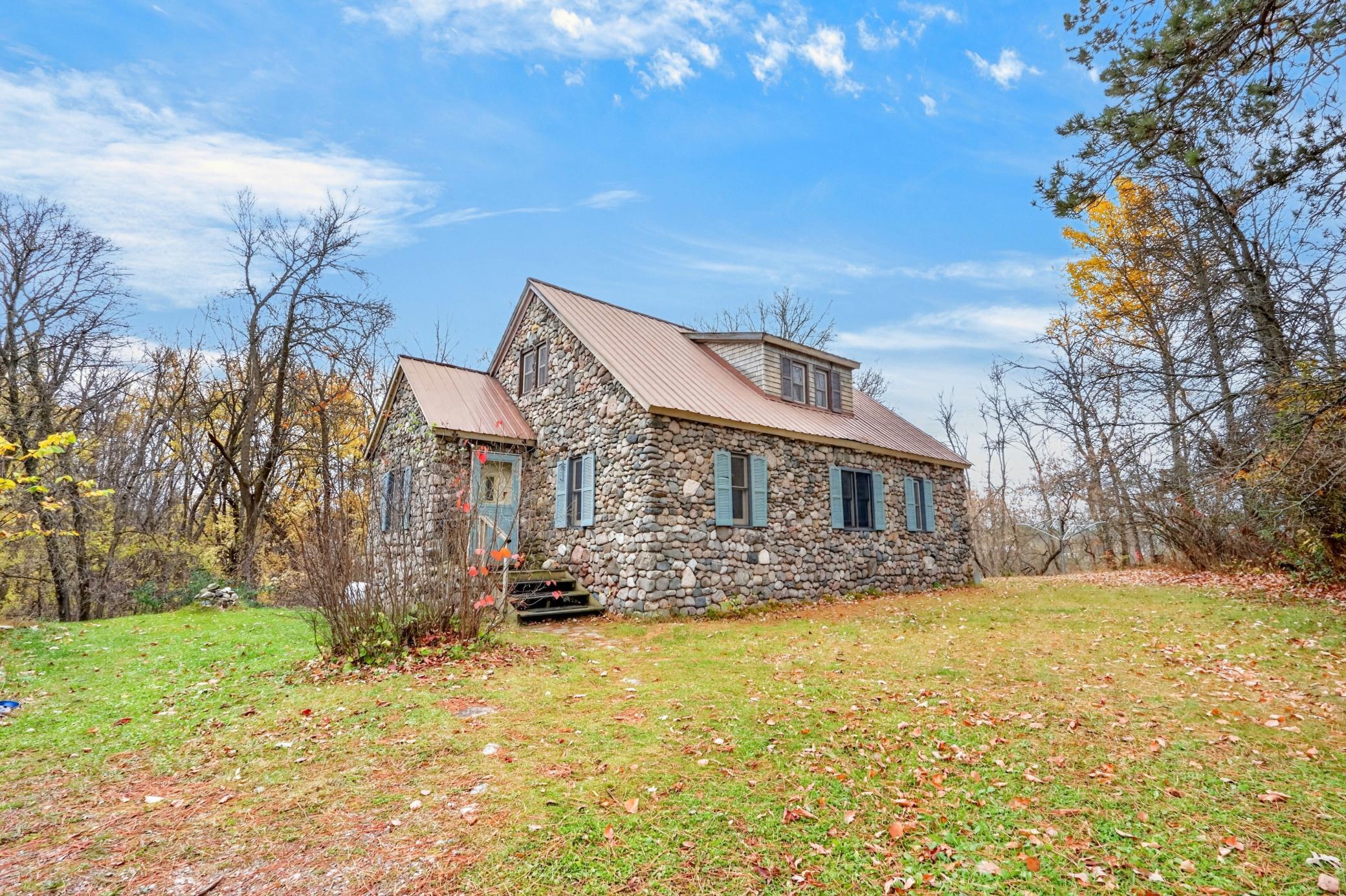 1933 single family home for sale at 307 Ottum Avenue in Bigfork, MN — 3 bed, 2 bath (photo 5 of 56)