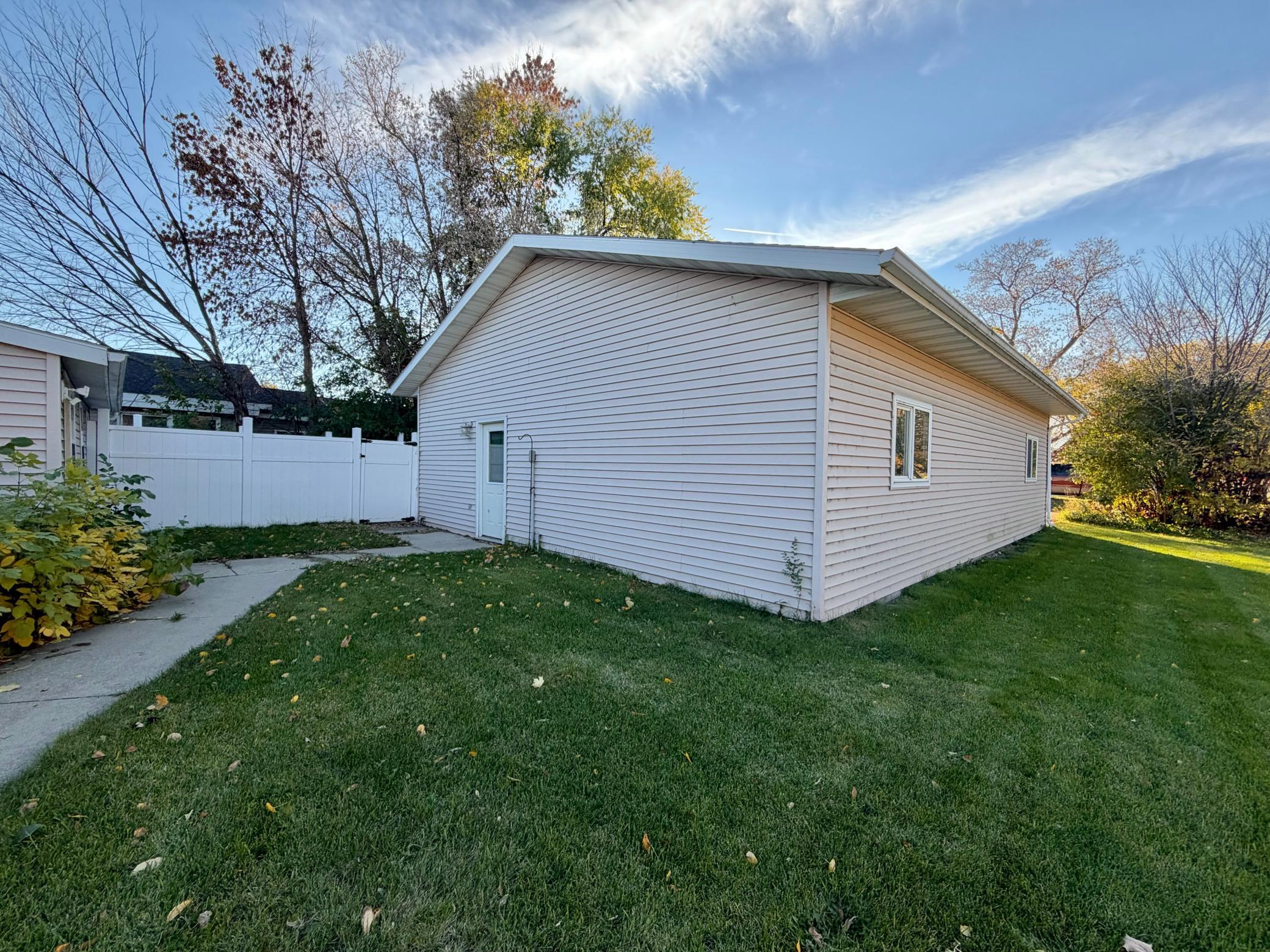 1955 single family home for sale at 525 State Avenue N in Thief River Falls, MN — 3 bed, 1 bath (photo 48 of 48)
