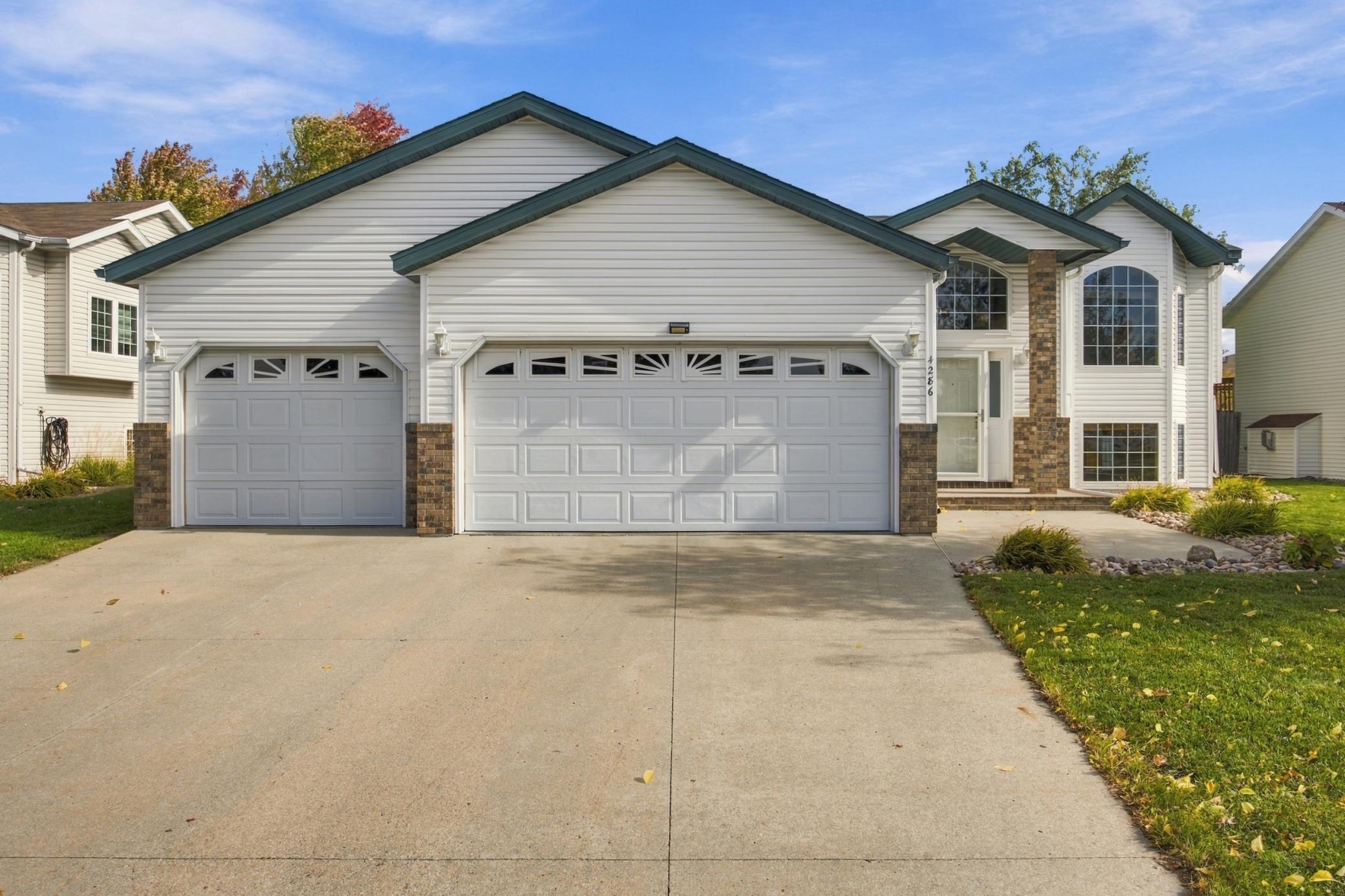 2001 single family home for sale at 4286 Woodhaven Street S in Fargo, ND — 4 bed, 2 bath (photo 2 of 41)