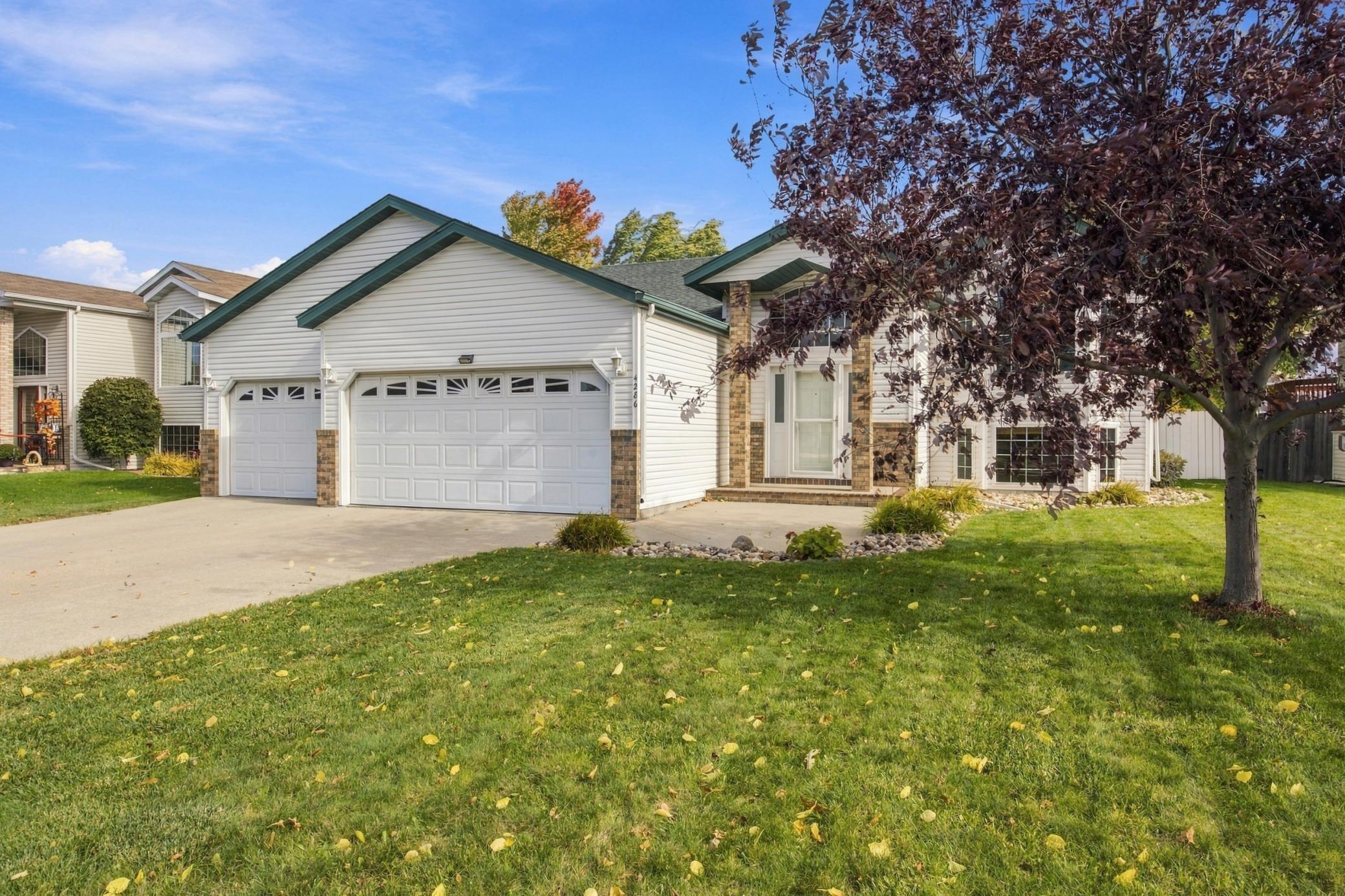 2001 single family home for sale at 4286 Woodhaven Street S in Fargo, ND — 4 bed, 2 bath (photo 3 of 41)