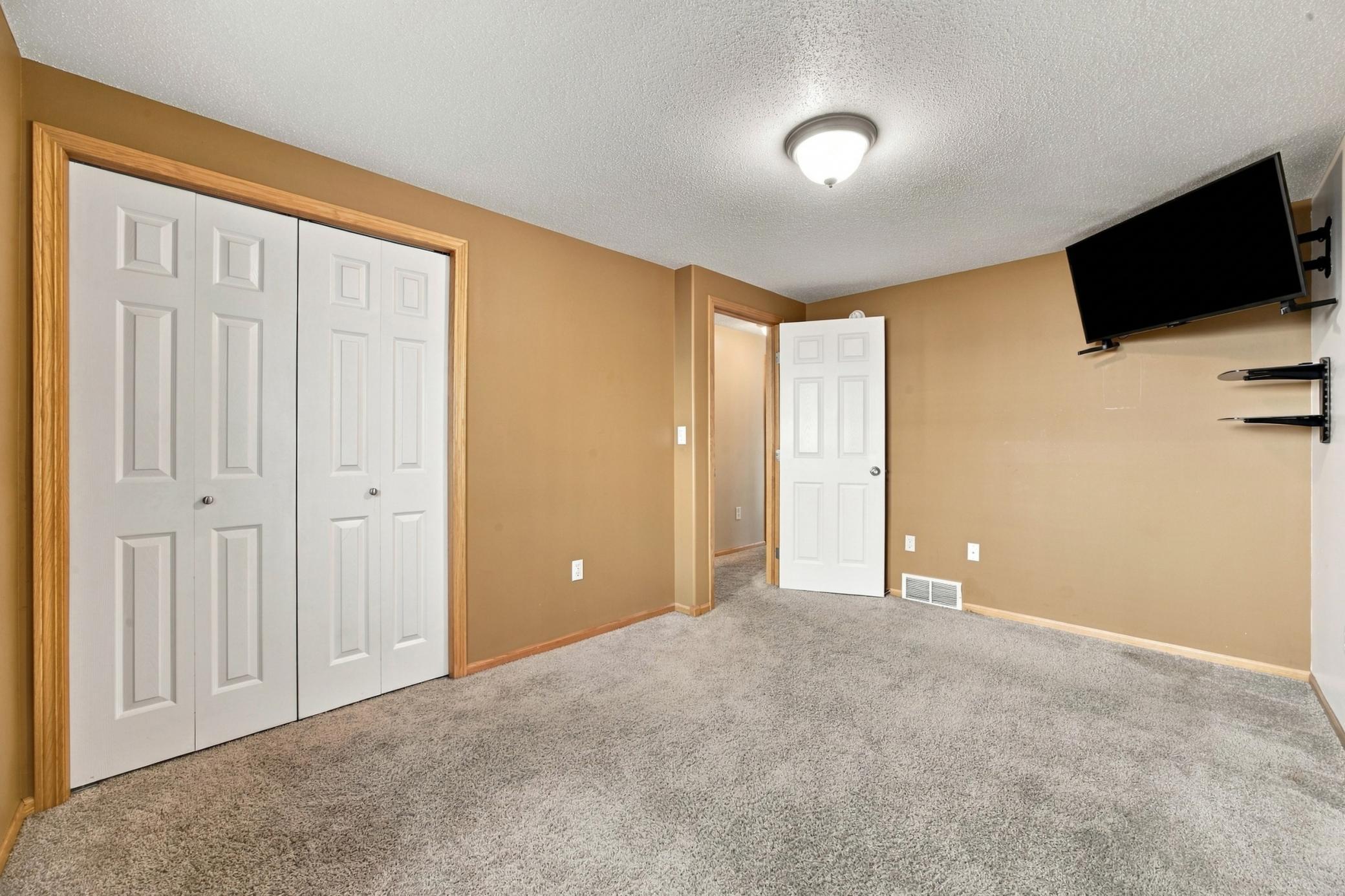 2001 single family home for sale at 4286 Woodhaven Street S in Fargo, ND — 4 bed, 2 bath (photo 22 of 41)