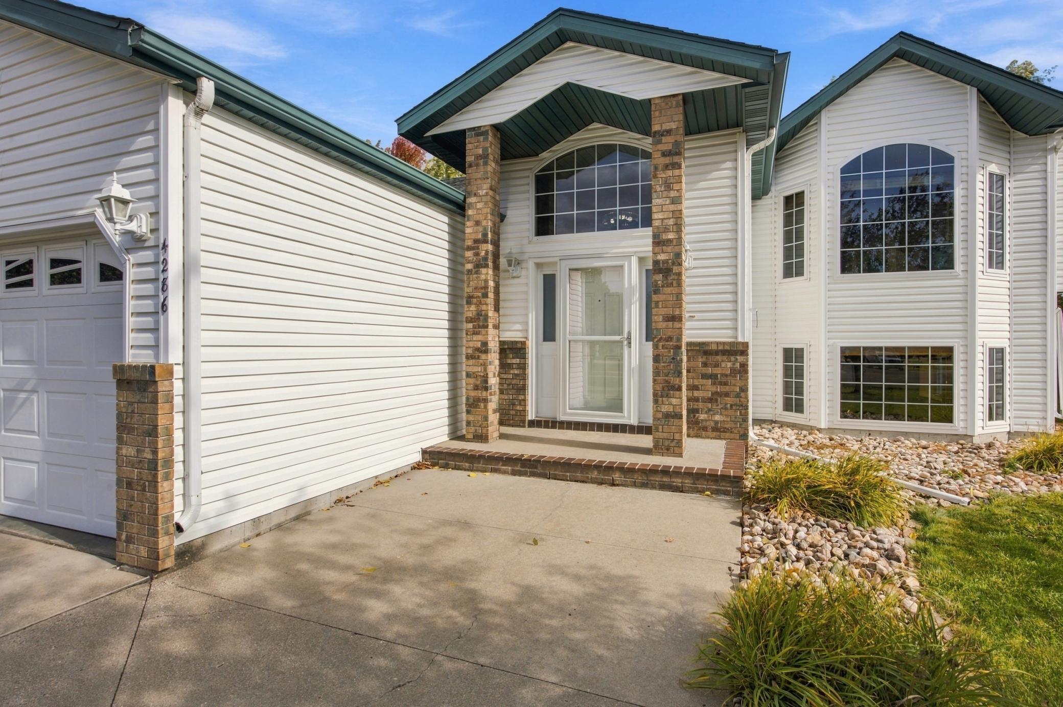 2001 single family home for sale at 4286 Woodhaven Street S in Fargo, ND — 4 bed, 2 bath (photo 4 of 41)