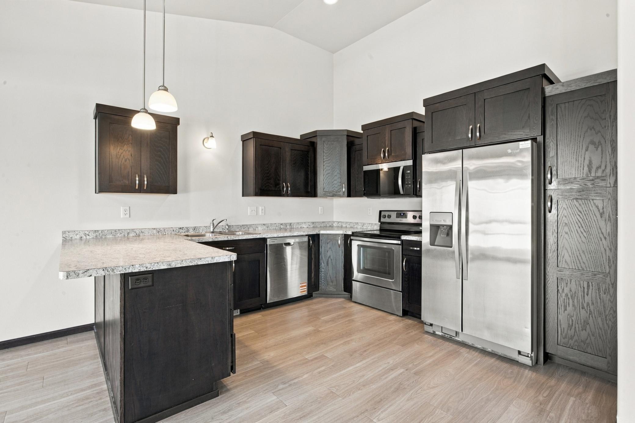 2016 twin home for sale at 916 Eaglewood Avenue W in West Fargo, ND — 3 bed, 3 bath (photo 2 of 26)