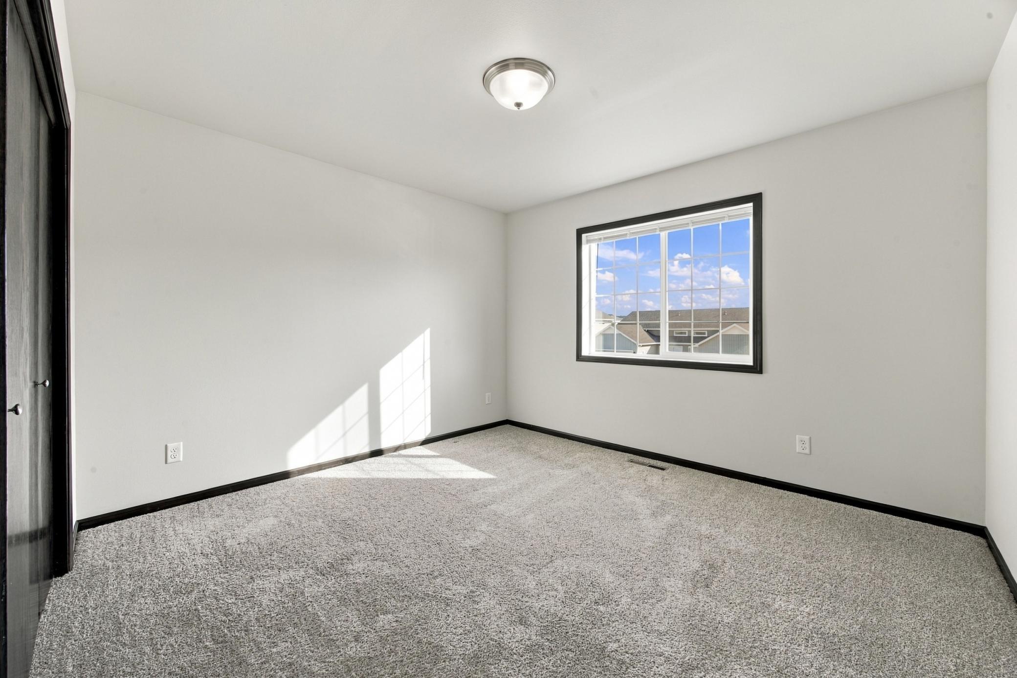 2016 twin home for sale at 916 Eaglewood Avenue W in West Fargo, ND — 3 bed, 3 bath (photo 14 of 26)
