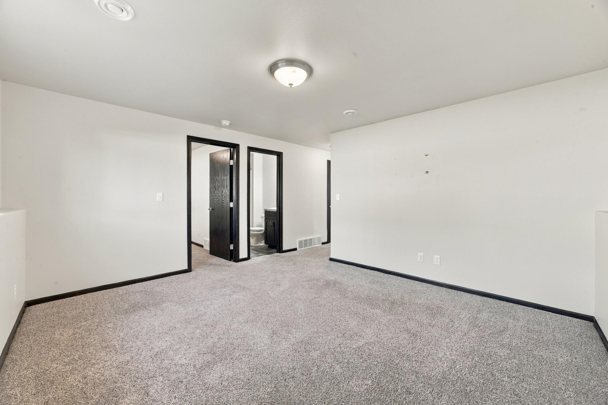 2016 twin home for sale at 916 Eaglewood Avenue W in West Fargo, ND — 3 bed, 3 bath (photo 19 of 26)