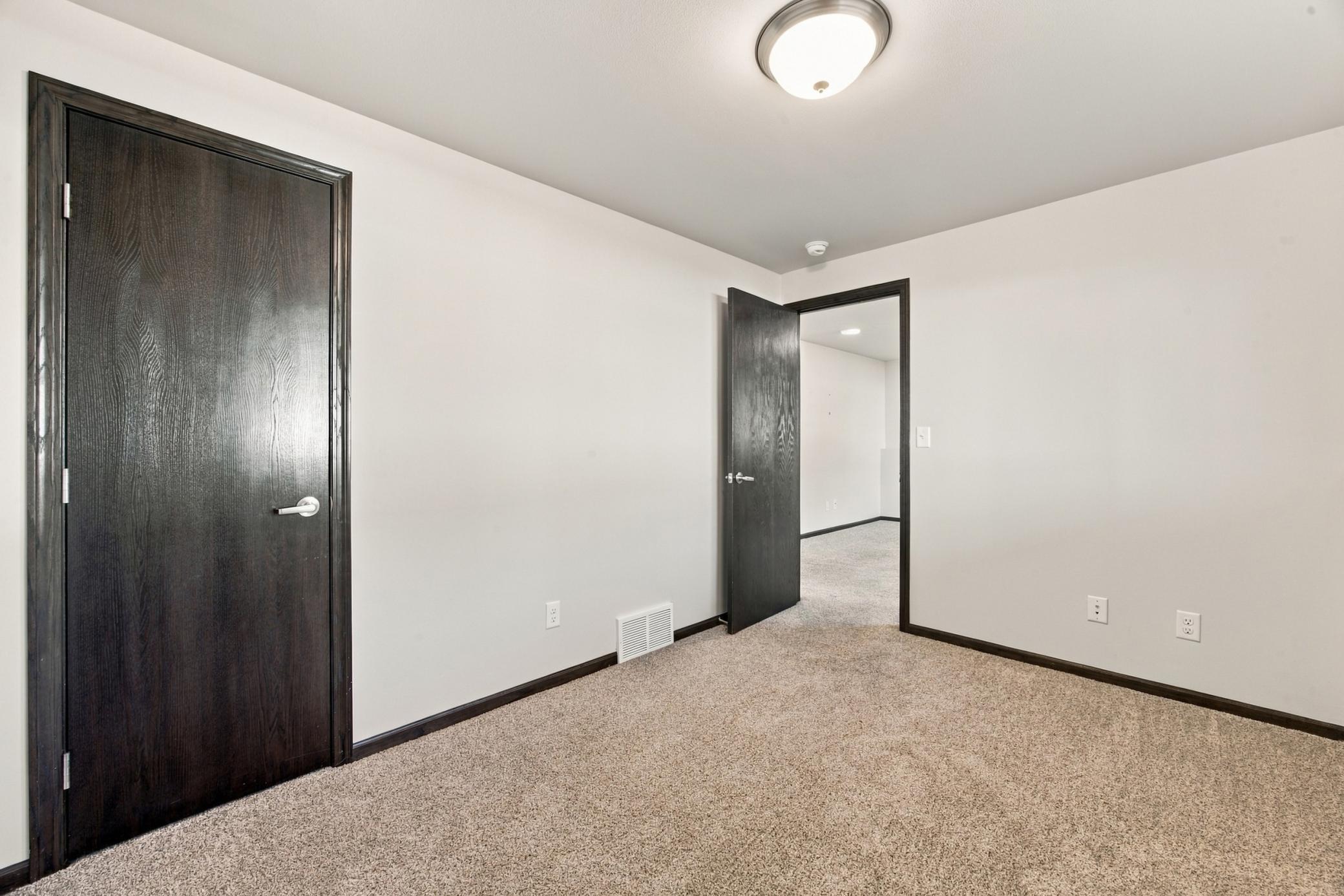2016 twin home for sale at 916 Eaglewood Avenue W in West Fargo, ND — 3 bed, 3 bath (photo 21 of 26)