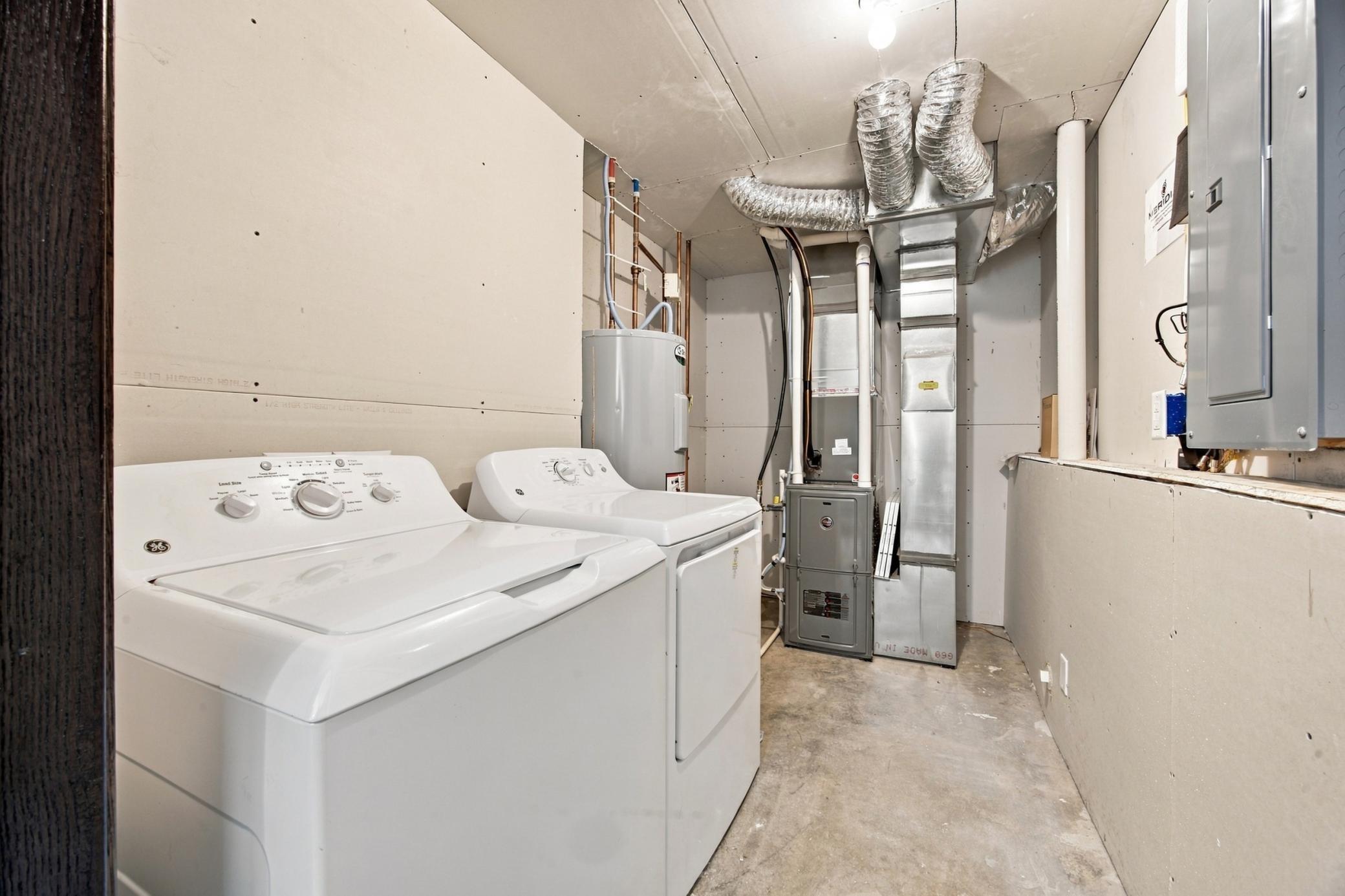 2016 twin home for sale at 916 Eaglewood Avenue W in West Fargo, ND — 3 bed, 3 bath (photo 23 of 26)