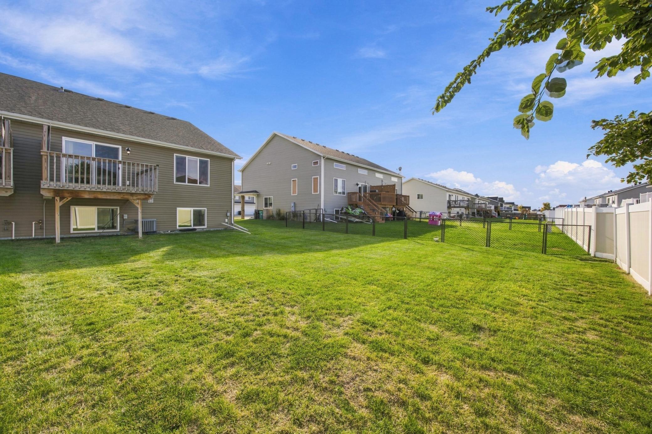 2016 twin home for sale at 916 Eaglewood Avenue W in West Fargo, ND — 3 bed, 3 bath (photo 26 of 26)