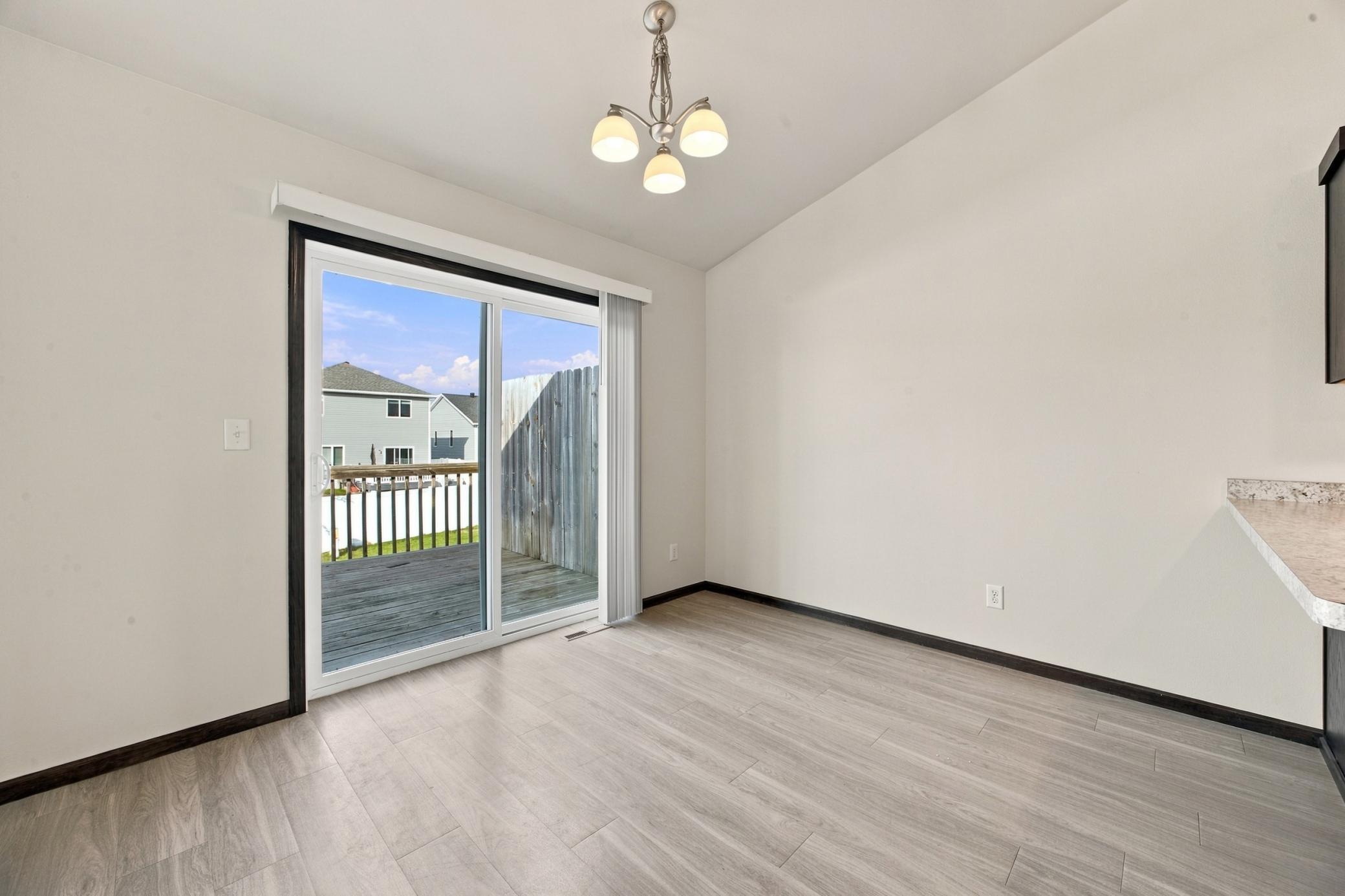 2016 twin home for sale at 916 Eaglewood Avenue W in West Fargo, ND — 3 bed, 3 bath (photo 8 of 26)