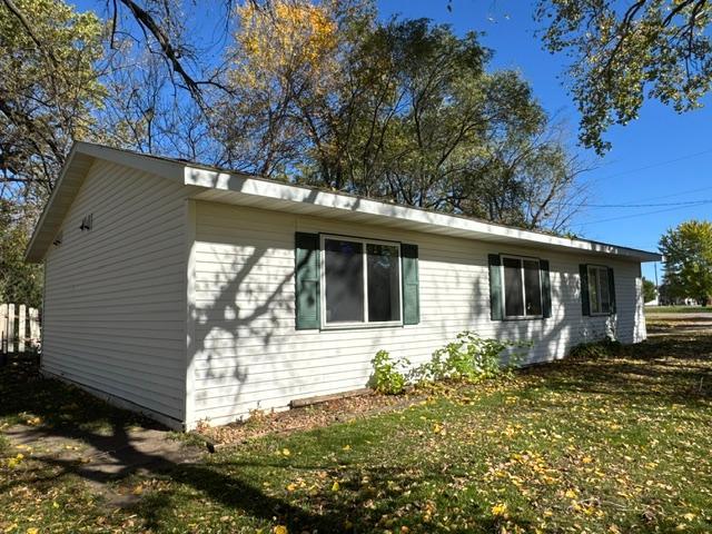 2001 single family home for sale at 201 SW Thompson Street in Verndale, MN — 3 bed, 1 bath (photo 3 of 30)