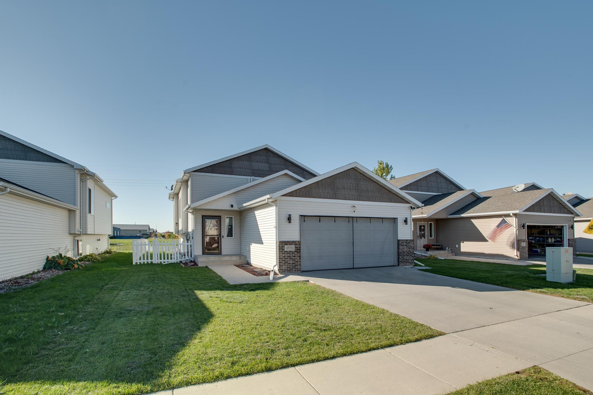 2008 single family home for sale at 4892 51st Avenue S in Fargo, ND — 4 bed, 2 bath (photo 2 of 43)
