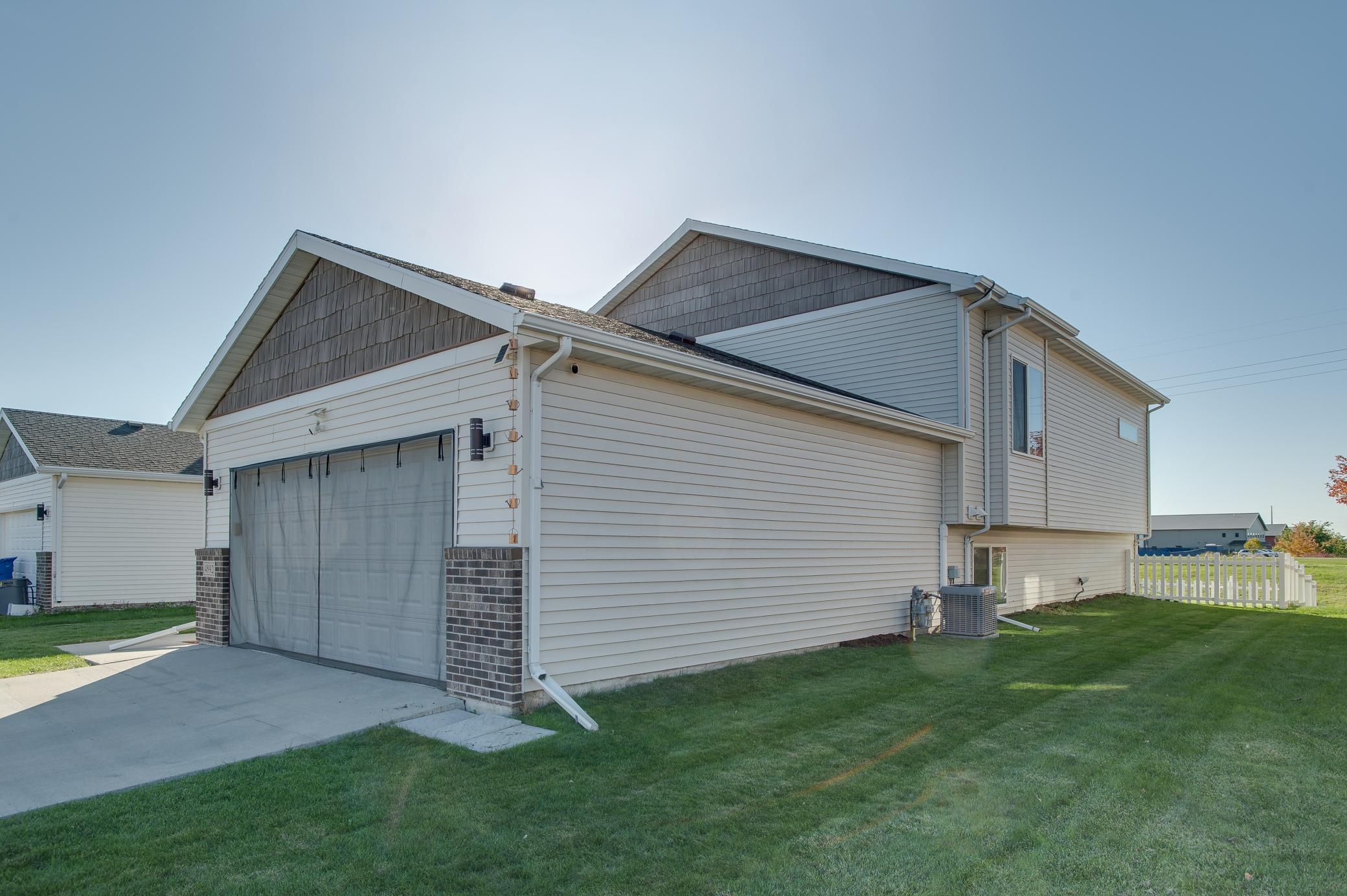 2008 single family home for sale at 4892 51st Avenue S in Fargo, ND — 4 bed, 2 bath (photo 4 of 43)