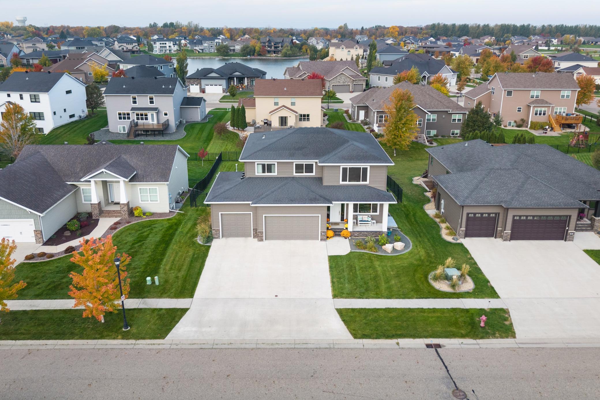 2015 single family home for sale at 3652 Bell Boulevard E in West Fargo, ND — 5 bed, 4 bath (photo 3 of 61)