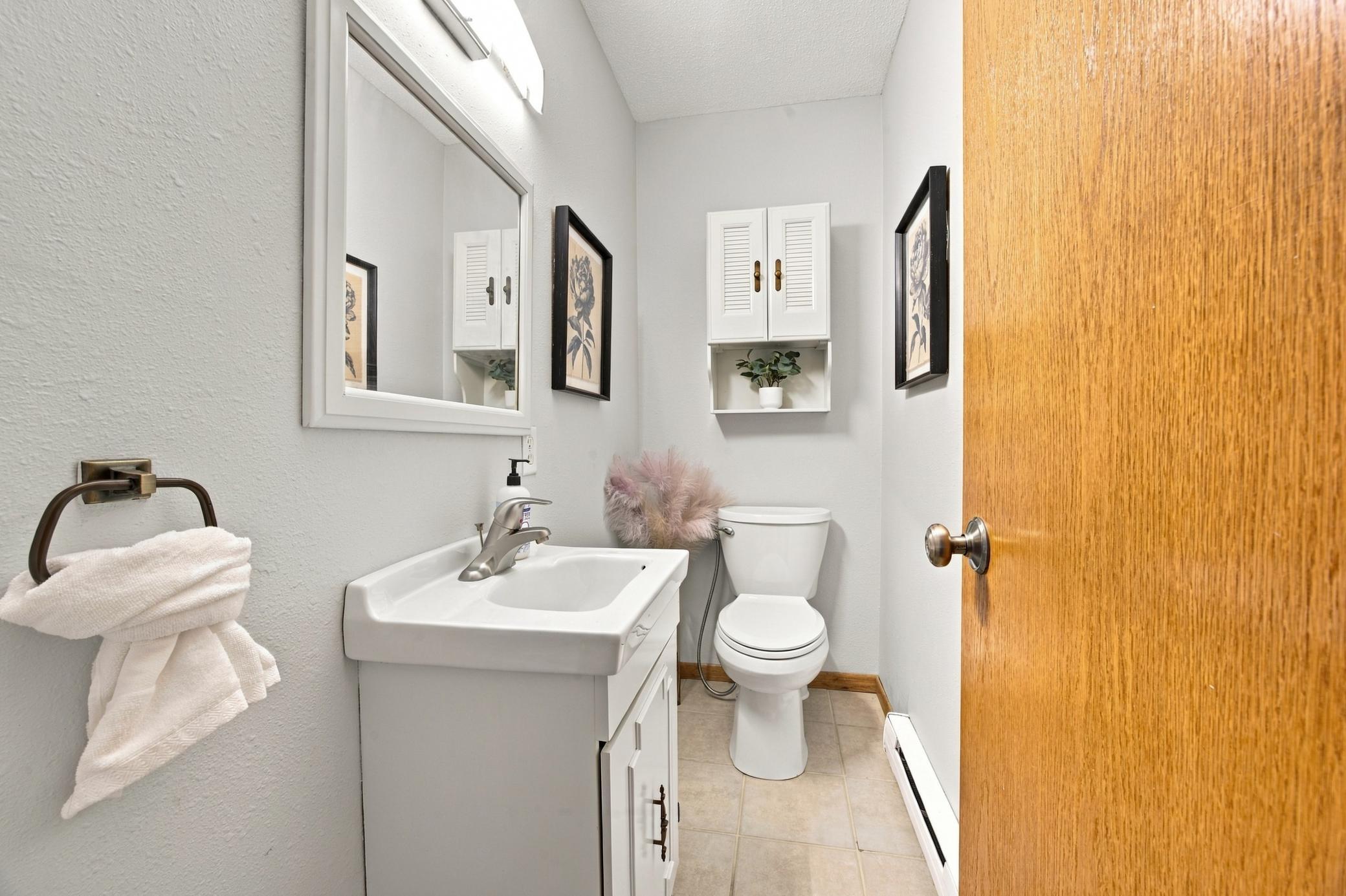 1975 home for sale at 974 5th Avenue W, Unit C in West Fargo, ND — 3 bed, 2 bath (photo 11 of 25)