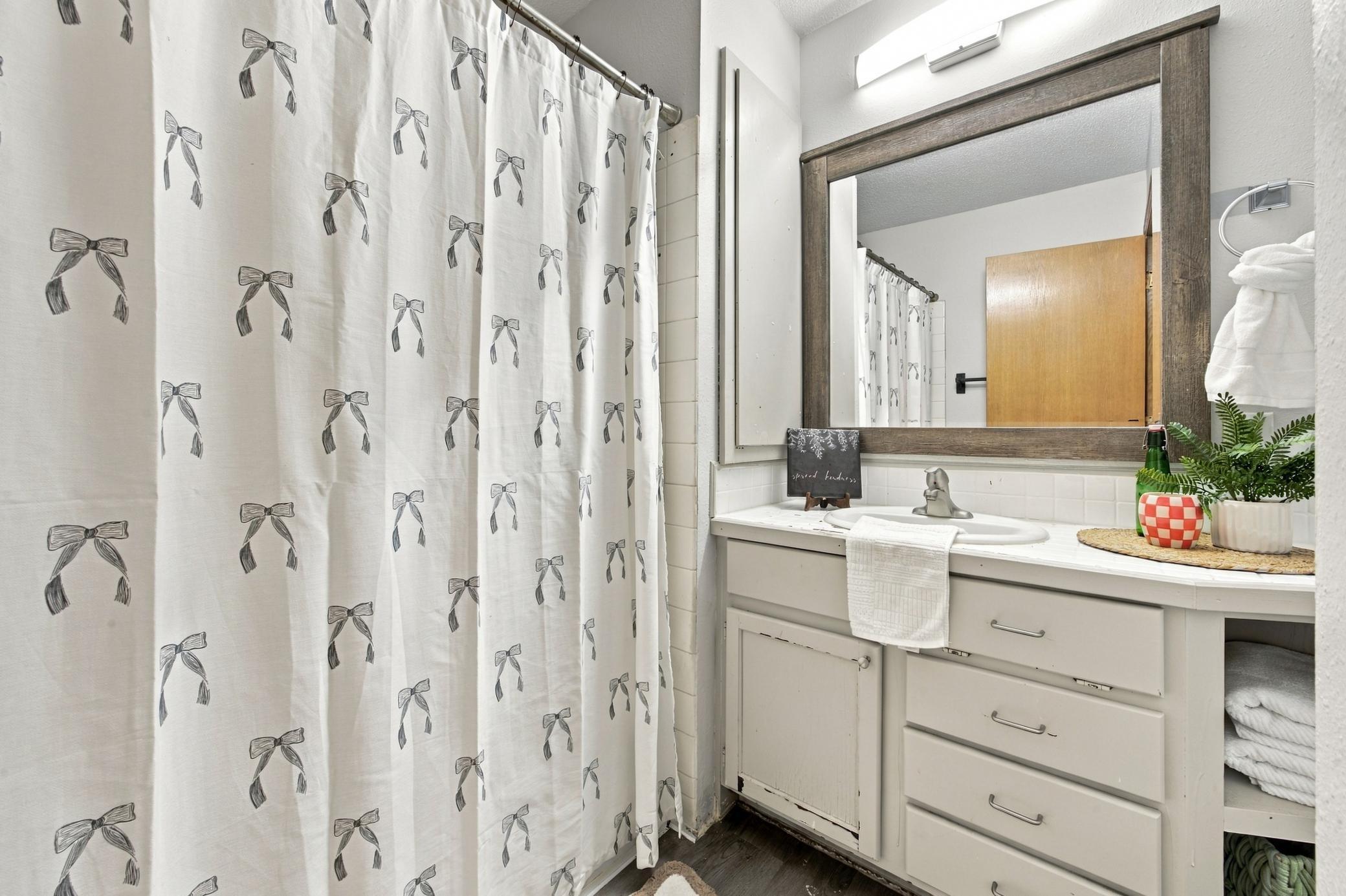 1975 home for sale at 974 5th Avenue W, Unit C in West Fargo, ND — 3 bed, 2 bath (photo 18 of 25)