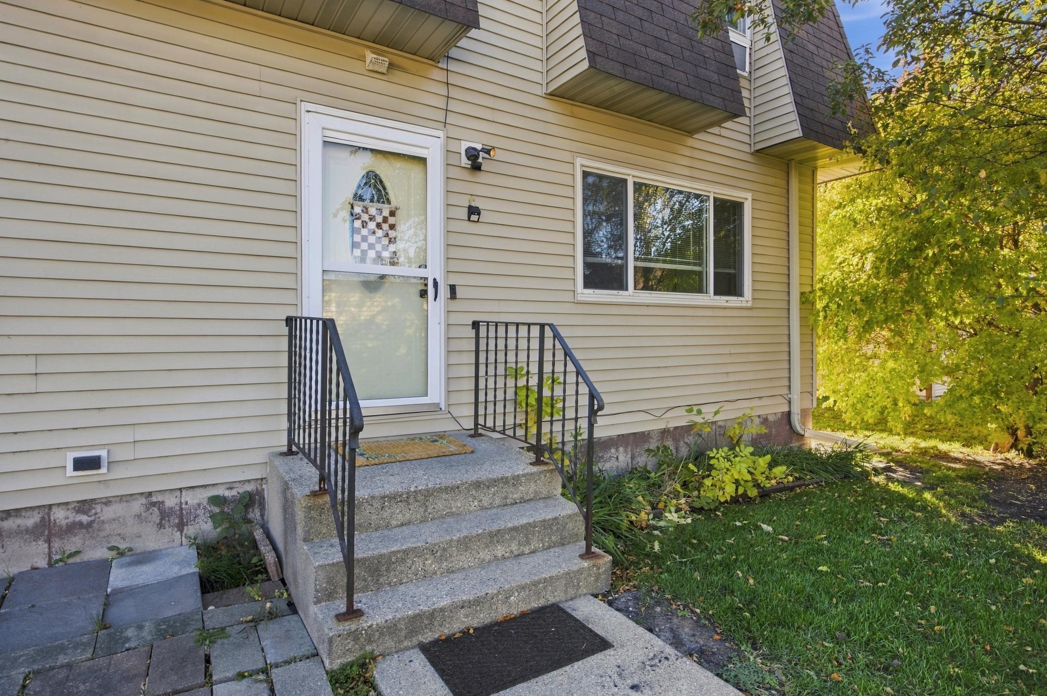 1975 home for sale at 974 5th Avenue W, Unit C in West Fargo, ND — 3 bed, 2 bath (photo 22 of 25)