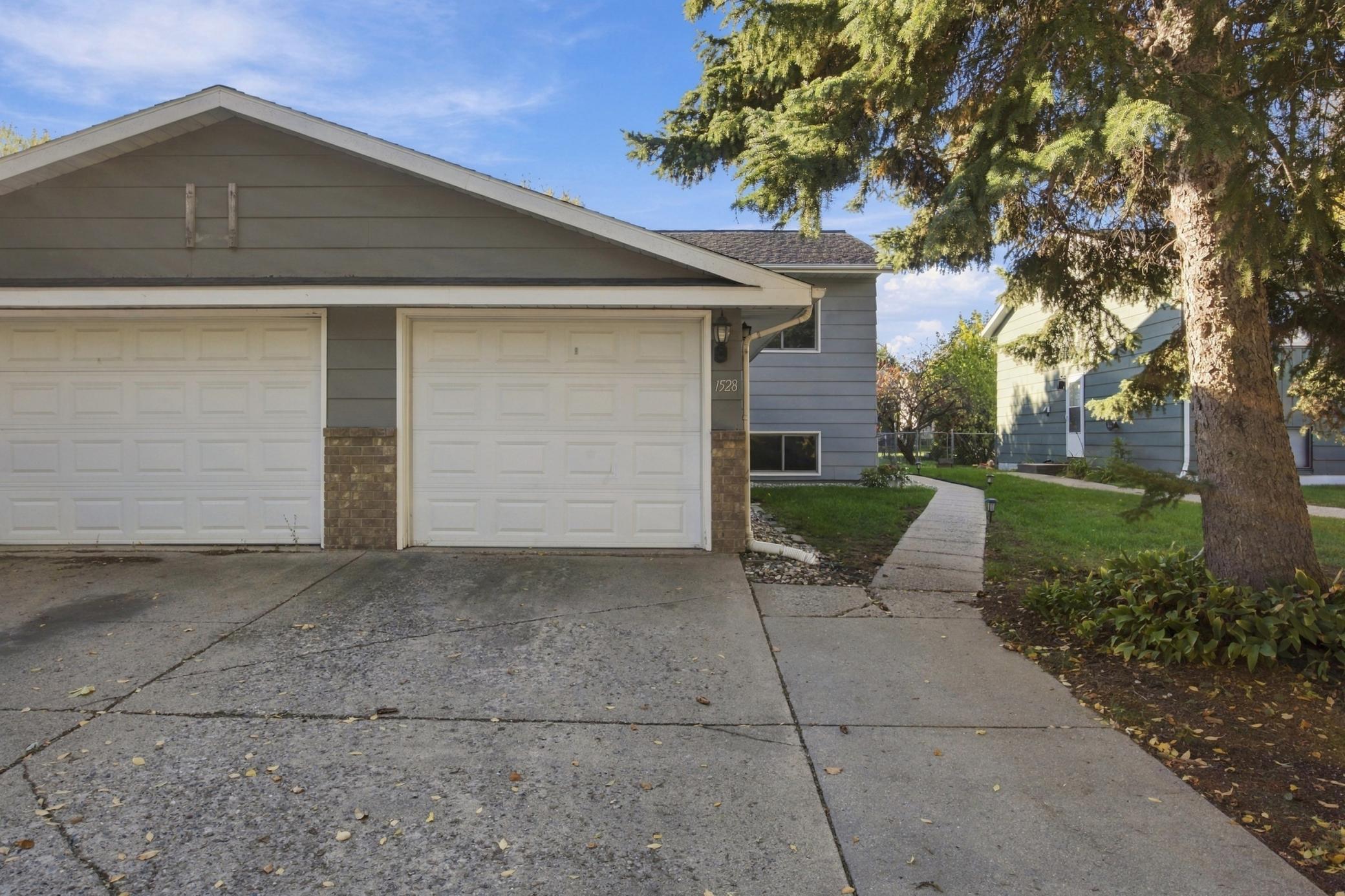 1986 twin home for sale at 1528 34 1/2 Avenue S in Fargo, ND — 3 bed, 2 bath (photo 2 of 30)