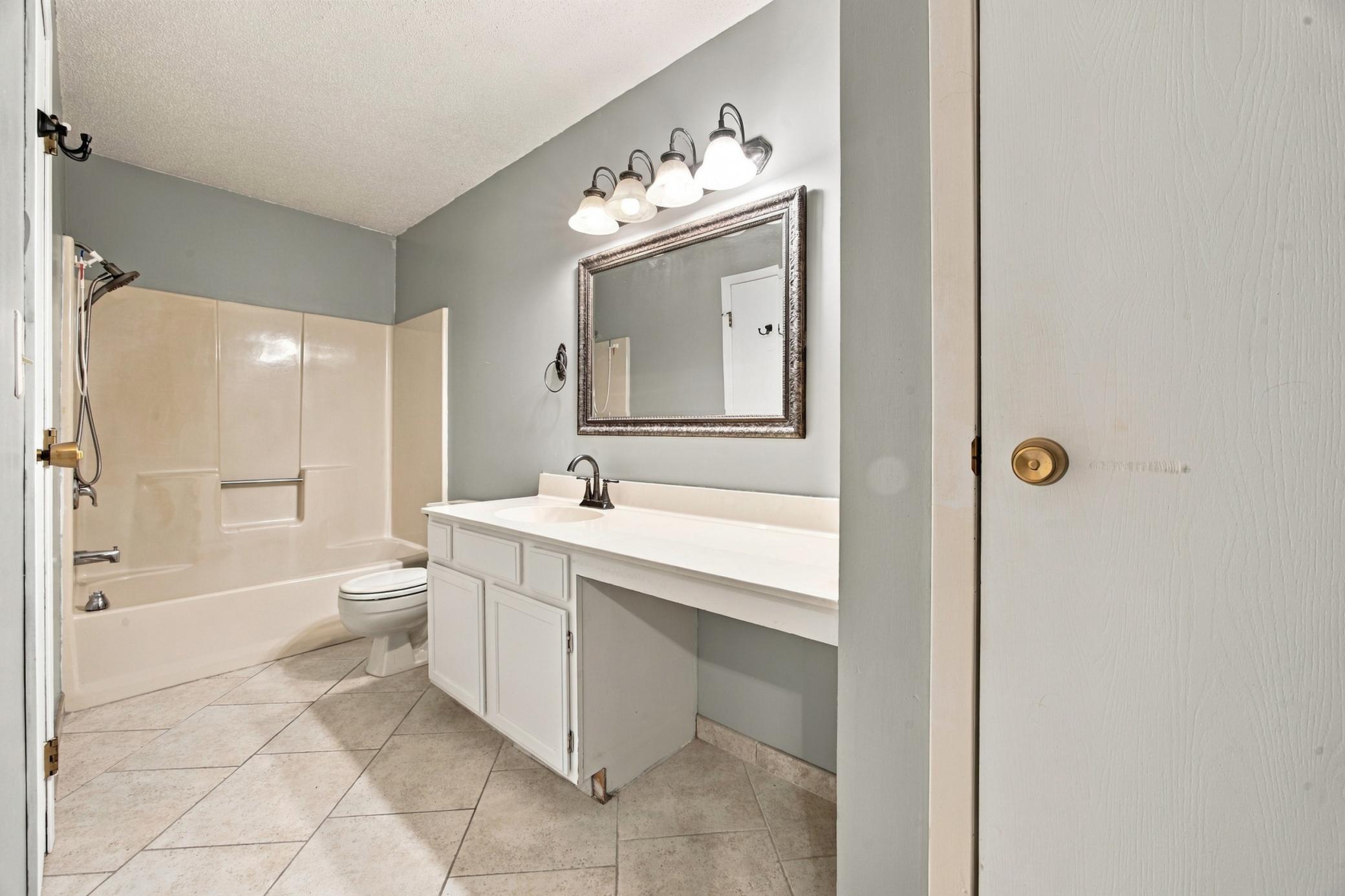 1986 twin home for sale at 1528 34 1/2 Avenue S in Fargo, ND — 3 bed, 2 bath (photo 14 of 30)