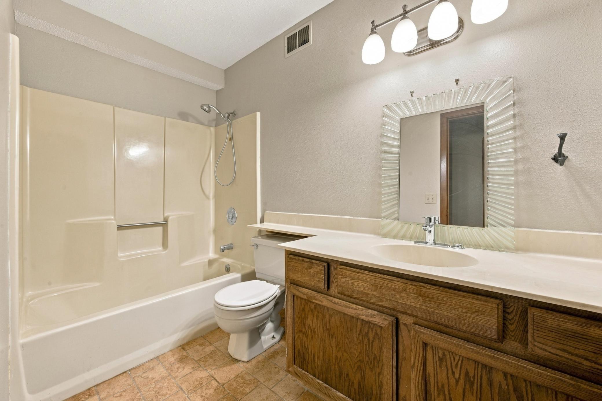 1986 twin home for sale at 1528 34 1/2 Avenue S in Fargo, ND — 3 bed, 2 bath (photo 17 of 30)