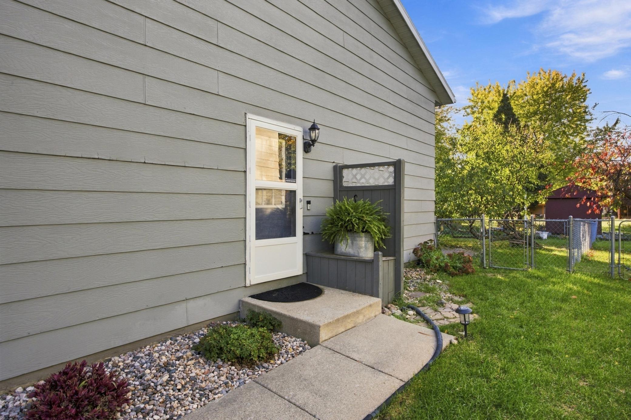 1986 twin home for sale at 1528 34 1/2 Avenue S in Fargo, ND — 3 bed, 2 bath (photo 3 of 30)