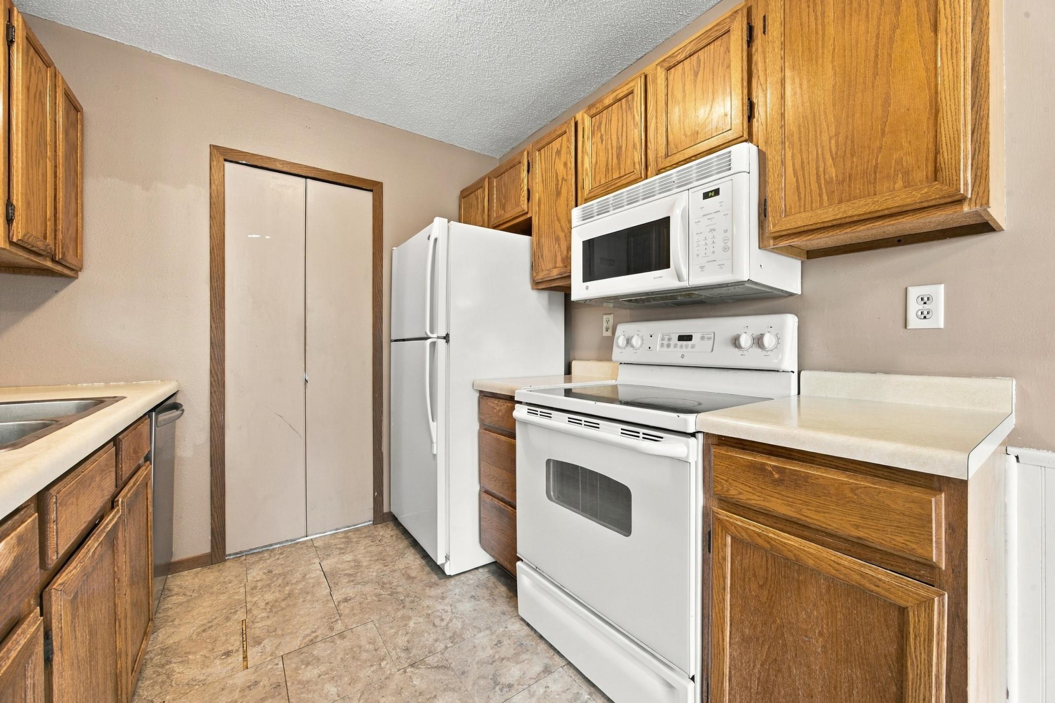 1986 twin home for sale at 1528 34 1/2 Avenue S in Fargo, ND — 3 bed, 2 bath (photo 7 of 30)
