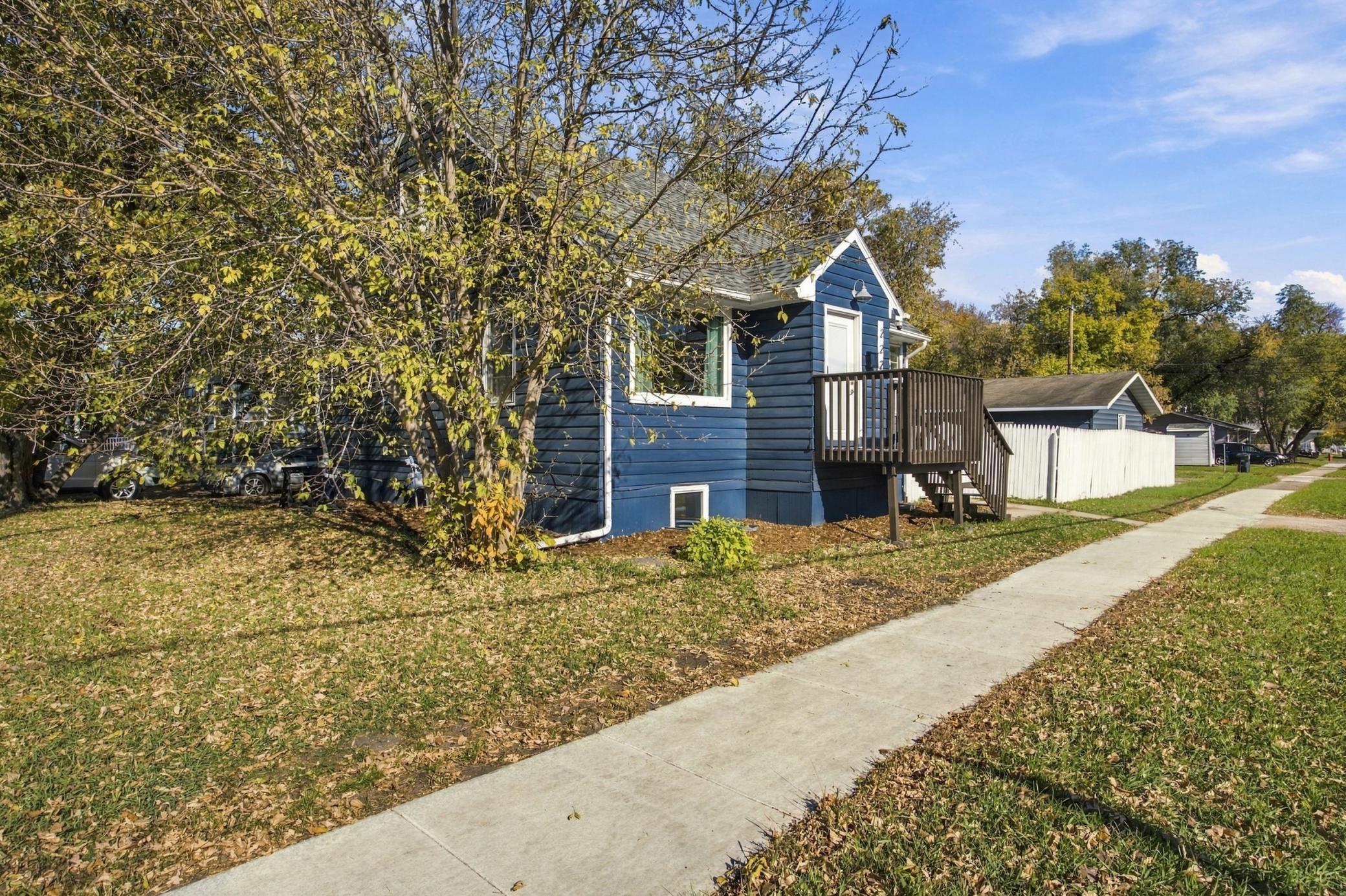 1949 single family home for sale at 222 22nd Street S in Fargo, ND — 5 bed, 2 bath (photo 2 of 38)