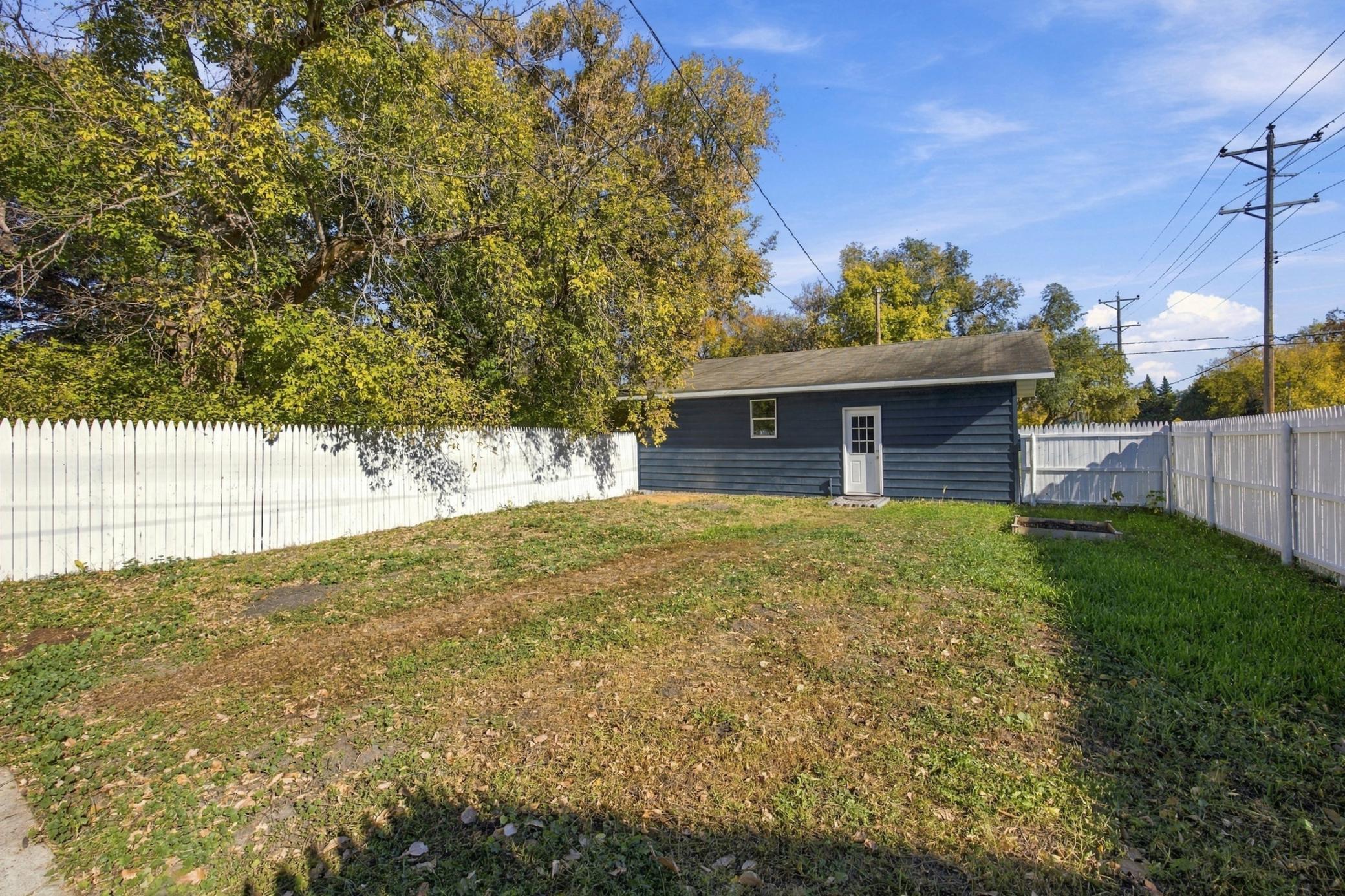 1949 single family home for sale at 222 22nd Street S in Fargo, ND — 5 bed, 2 bath (photo 32 of 38)