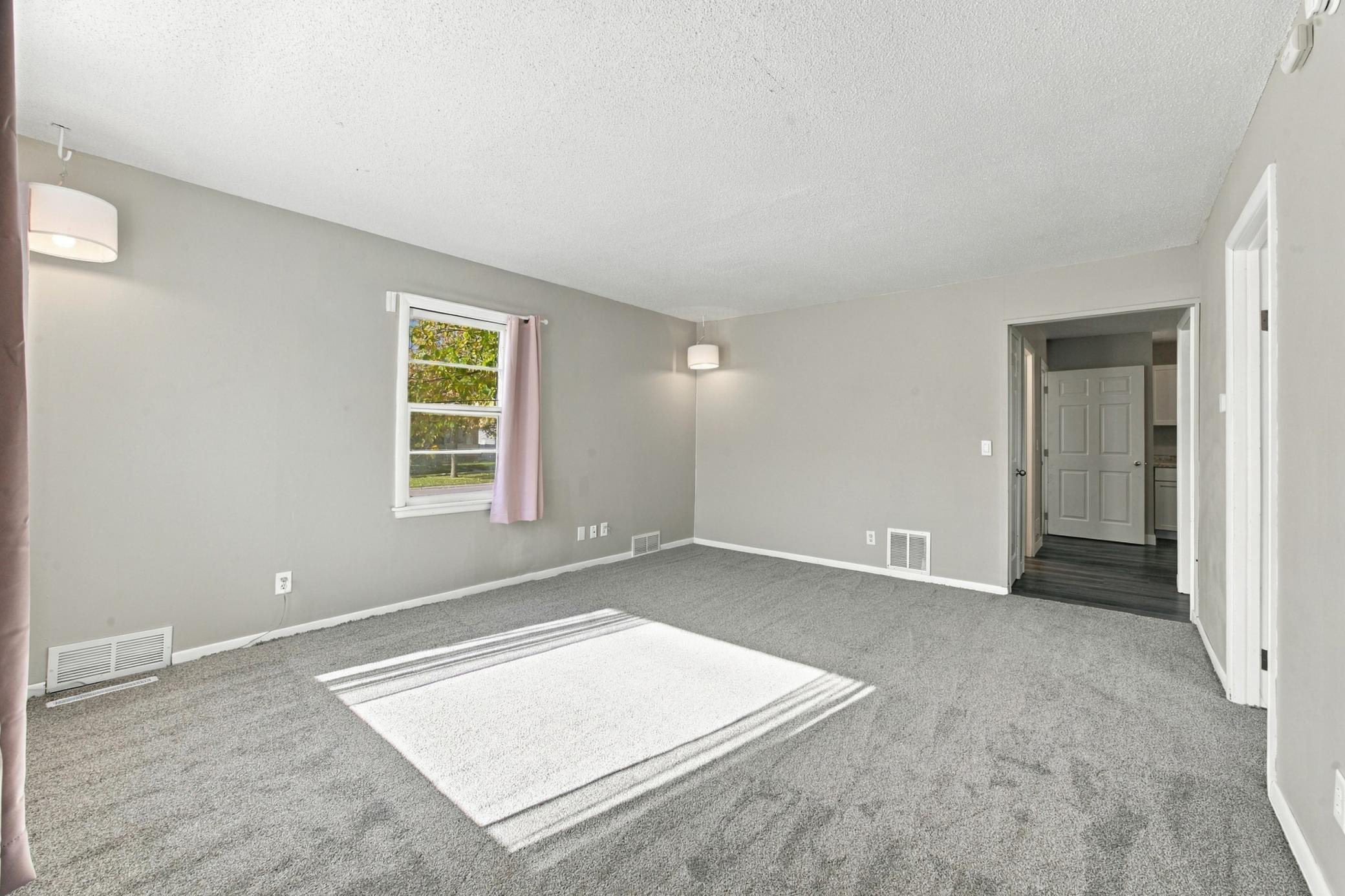 1949 single family home for sale at 222 22nd Street S in Fargo, ND — 5 bed, 2 bath (photo 5 of 38)