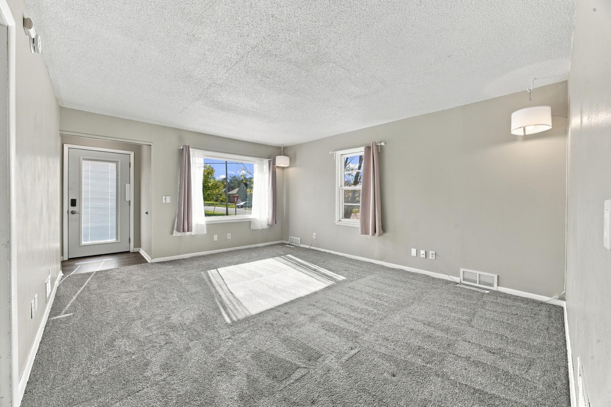 1949 single family home for sale at 222 22nd Street S in Fargo, ND — 5 bed, 2 bath (photo 7 of 38)
