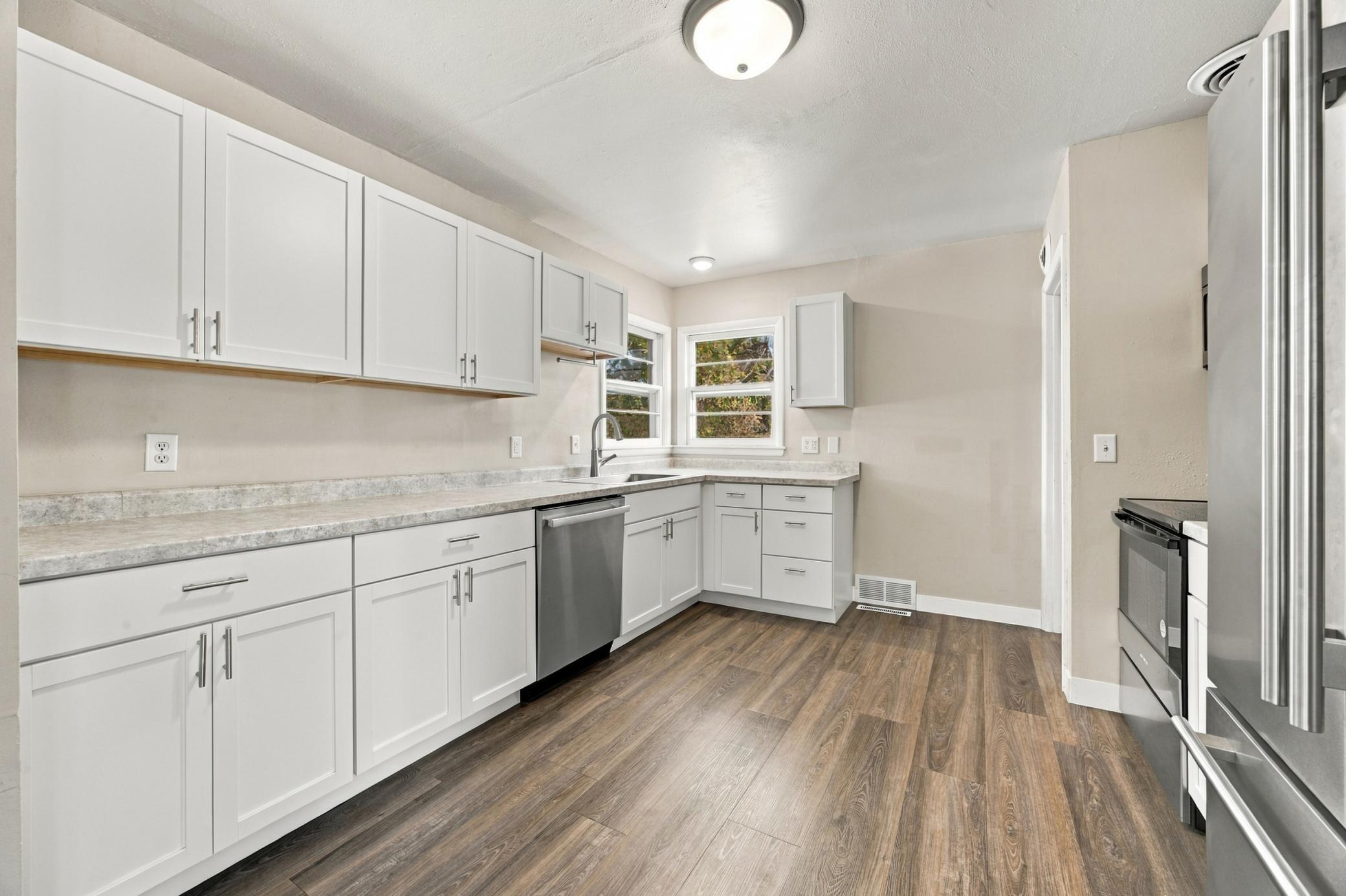 1949 single family home for sale at 222 22nd Street S in Fargo, ND — 5 bed, 2 bath (photo 9 of 38)