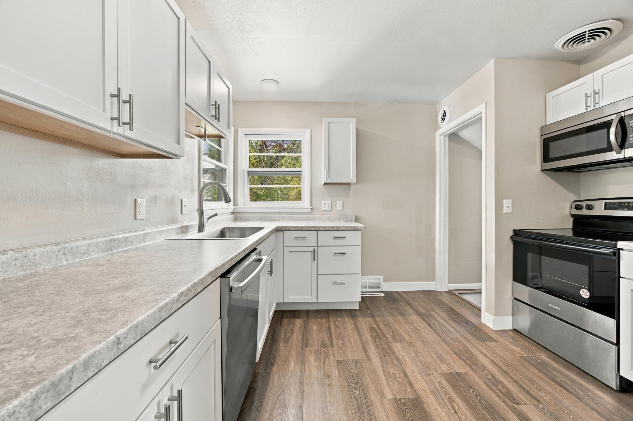 1949 single family home for sale at 222 22nd Street S in Fargo, ND — 5 bed, 2 bath (photo 10 of 38)