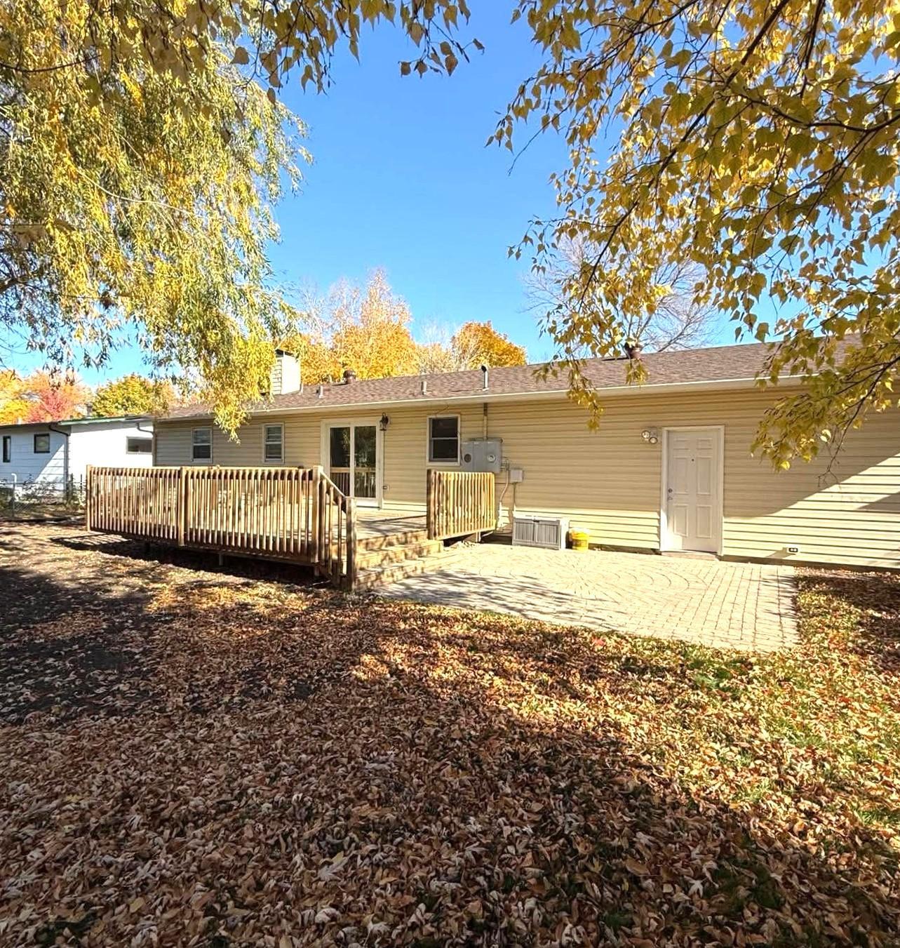 1959 single family home for sale at 505 Maple Lane in Moorhead, MN — 5 bed, 2 bath (photo 2 of 27)