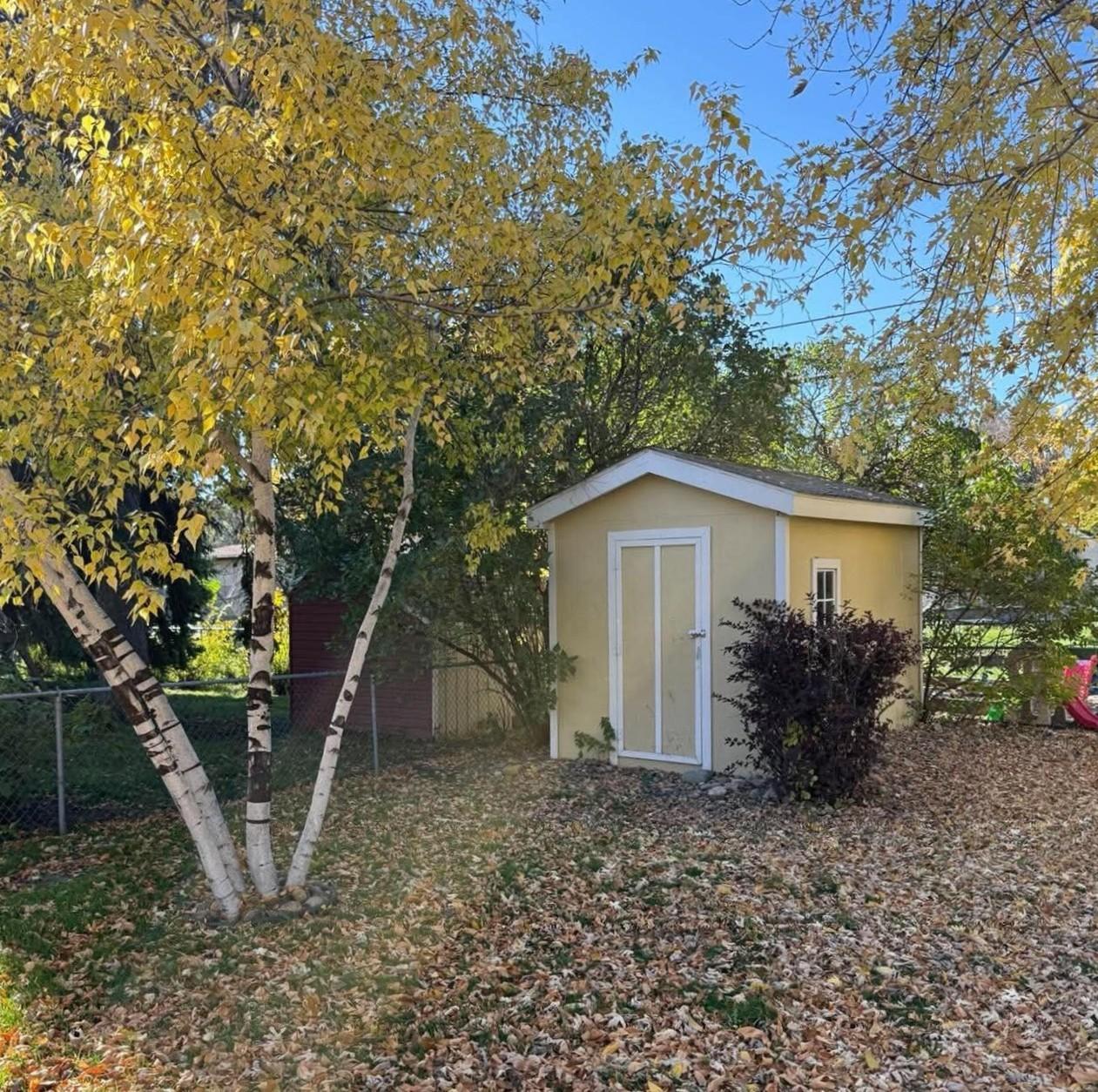 1959 single family home for sale at 505 Maple Lane in Moorhead, MN — 5 bed, 2 bath (photo 4 of 27)