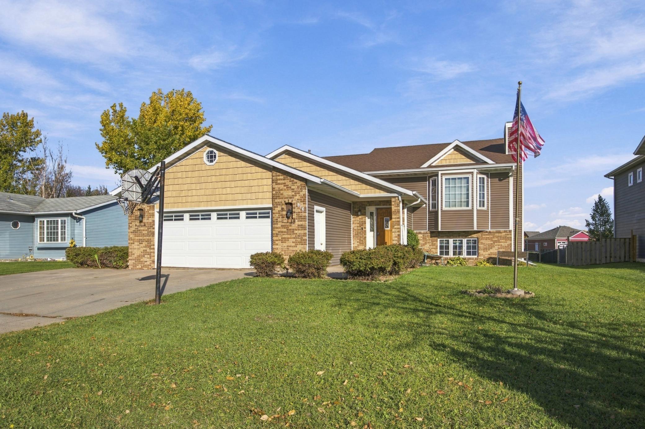 1993 single family home for sale at 816 9th Avenue NE in Dilworth, MN — 5 bed, 3 bath (photo 2 of 30)