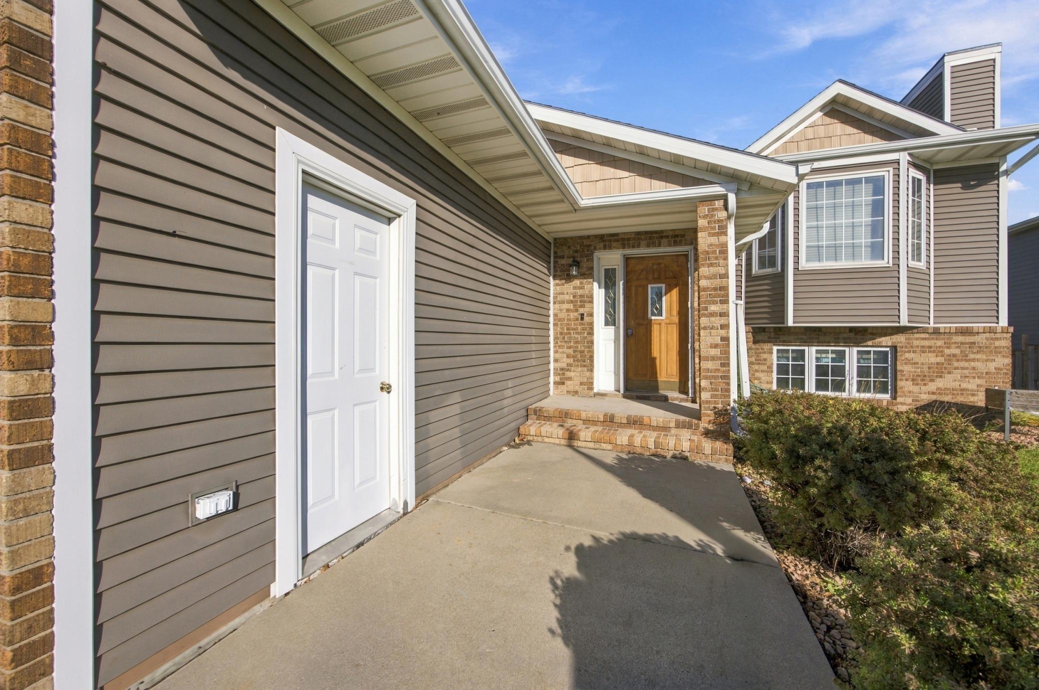 1993 single family home for sale at 816 9th Avenue NE in Dilworth, MN — 5 bed, 3 bath (photo 3 of 30)