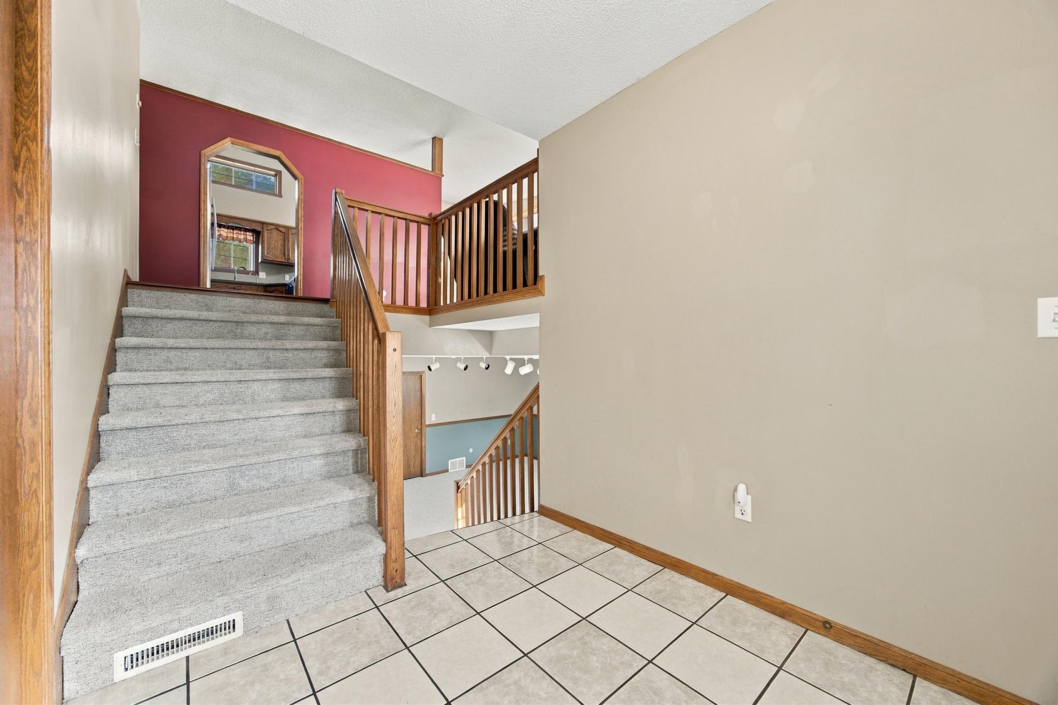 1993 single family home for sale at 816 9th Avenue NE in Dilworth, MN — 5 bed, 3 bath (photo 5 of 30)